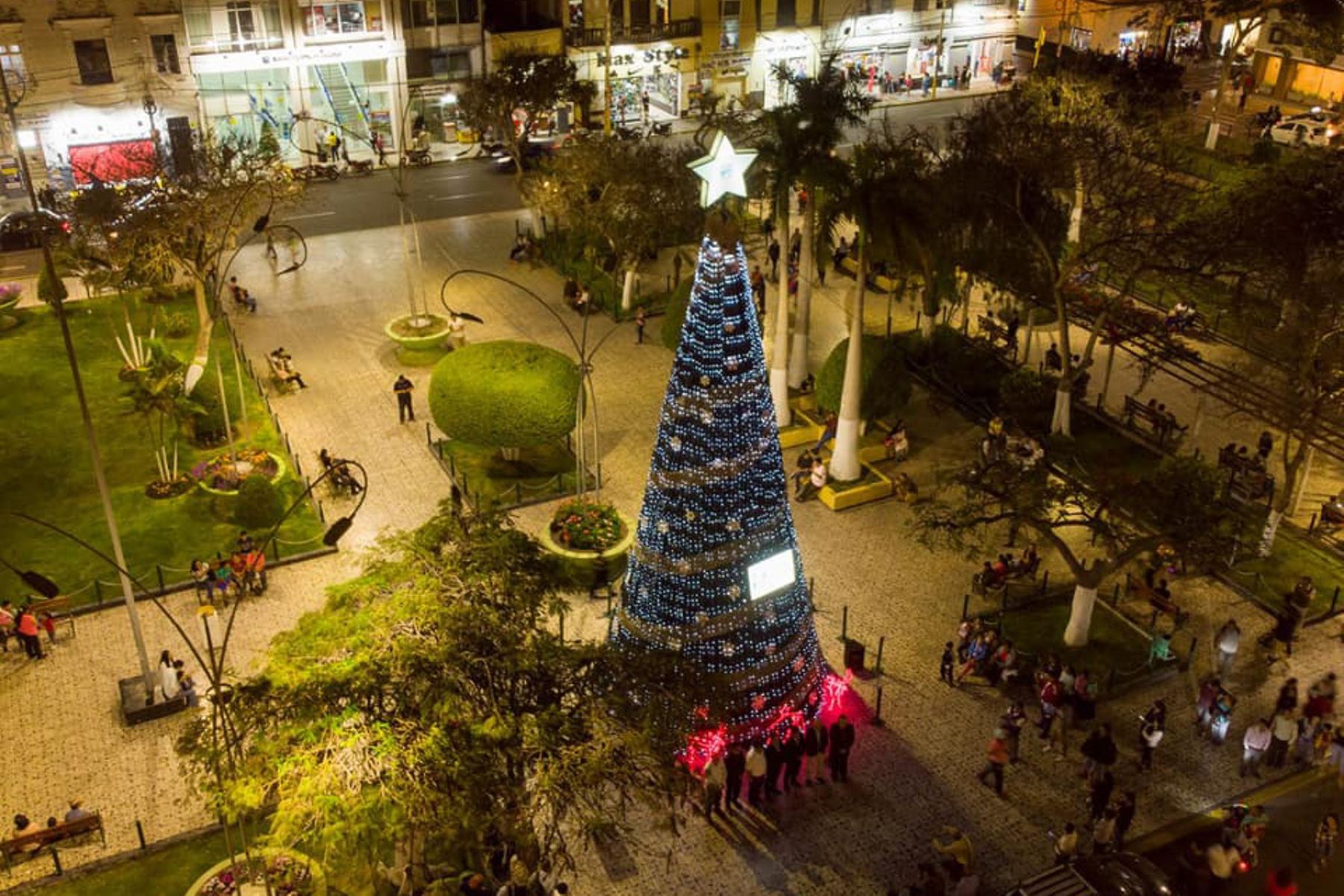 Árbol artificial de 15 metros con motivos navideños instalado en el parque principal de la ciudad de Chiclayo concita la atención de los turistas.
