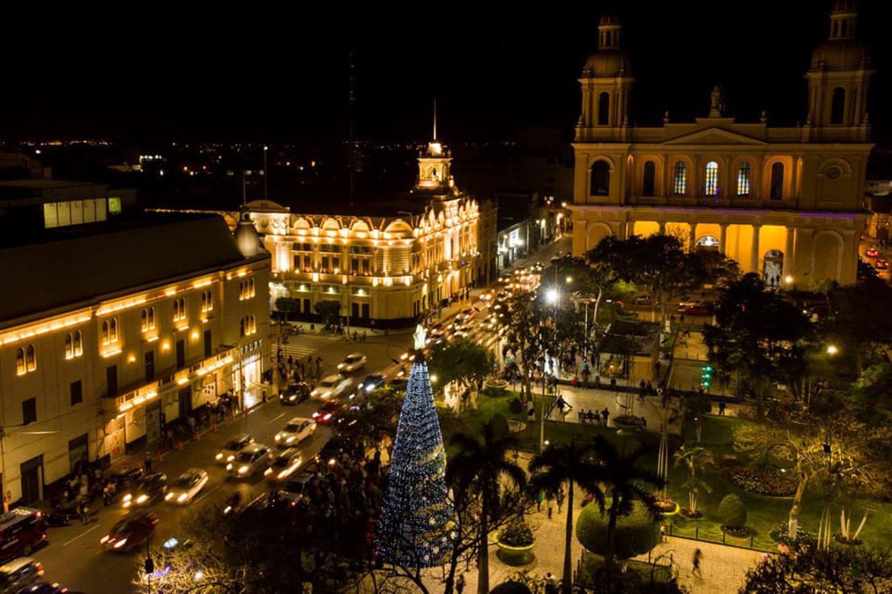 Árbol artificial de 15 metros con motivos navideños instalado en el parque principal de la ciudad de Chiclayo concita la atención de los turistas.