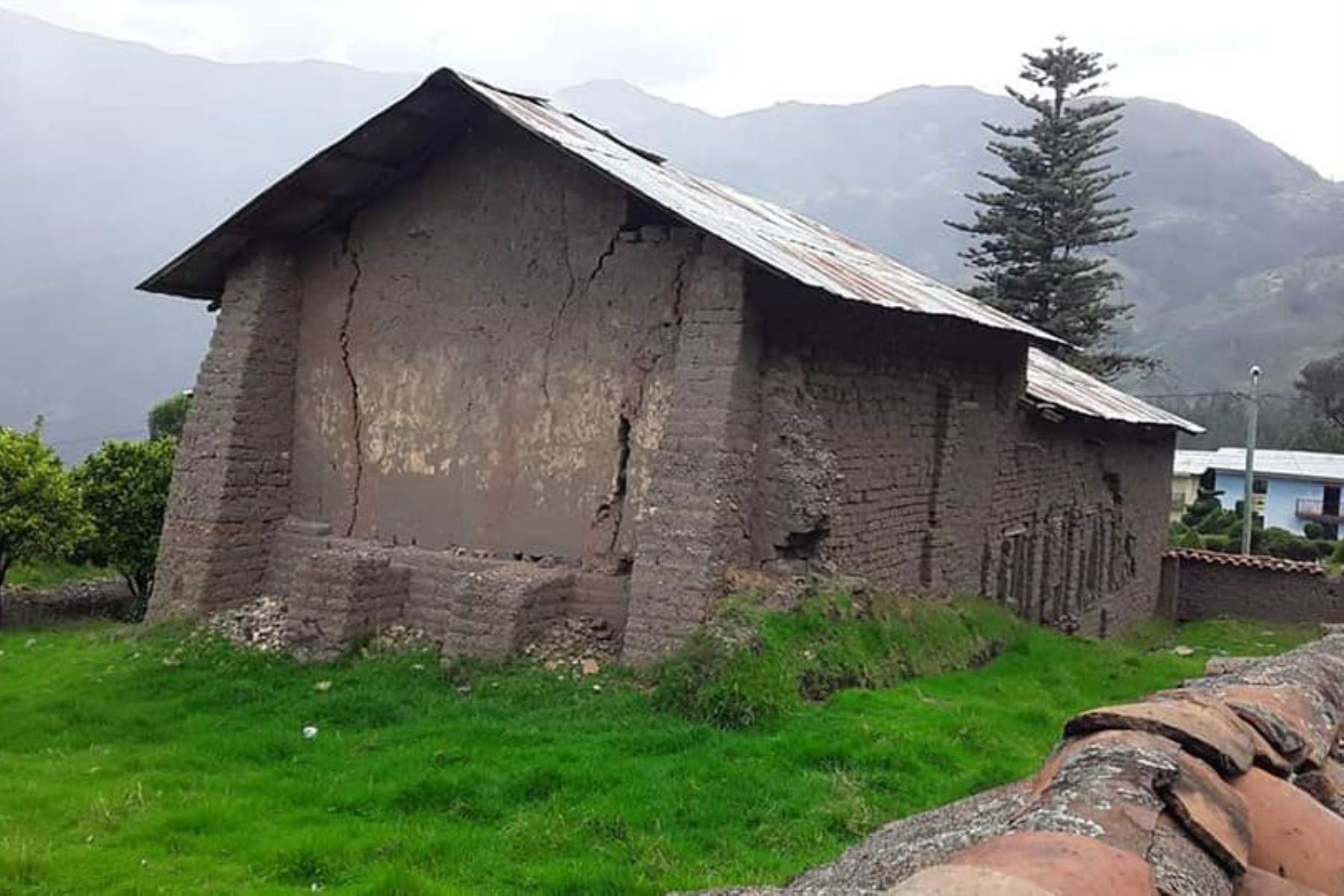 Nuevo fenómeno de reptación en Pomabamba, Áncash, deja 13 viviendas inhabitables y 37 afectadas.