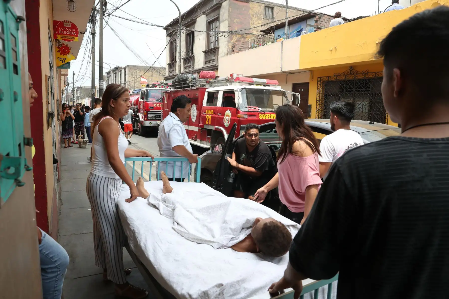 Vecinos evacuan sus viviendas como medida de prevención por un incendio en el Rímac. Foto: ANDINA/Melina Mejía