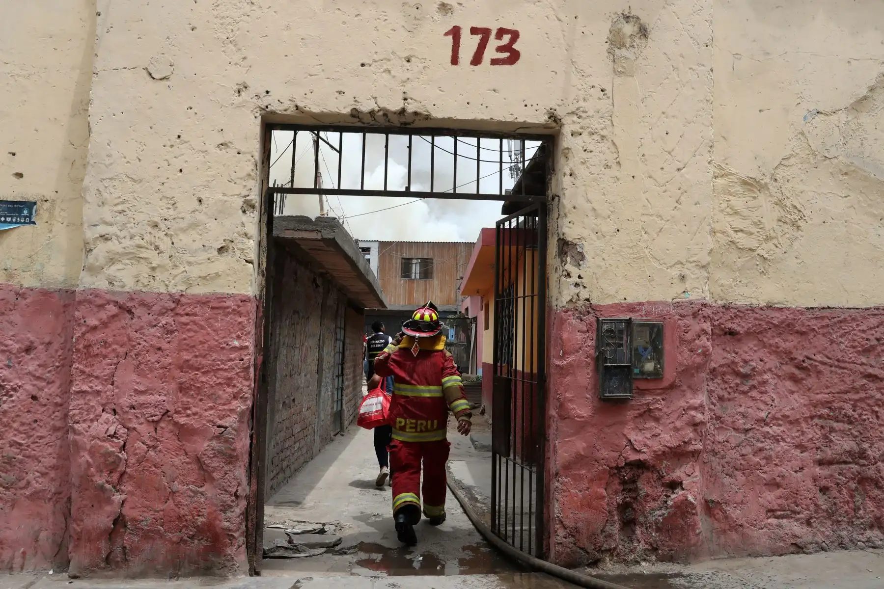 Bomberos trabajan para controlar un incendio en vivienda de quinta ubicada en  la cdra. 1 de Jr. Madero en el Rímac. Foto: ANDINA/Melina Mejía