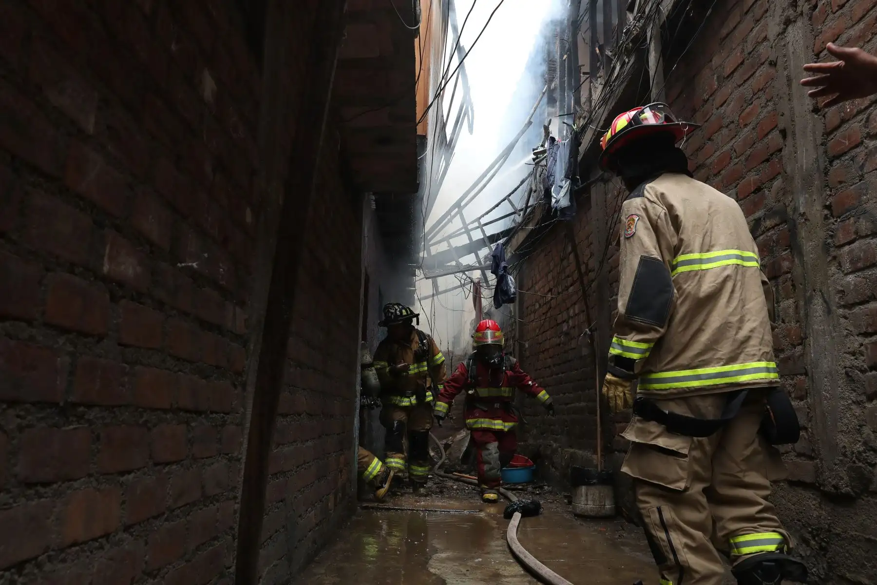 Bomberos trabajan para controlar un incendio en vivienda de quinta ubicada en  la cdra. 1 de Jr. Madero en el Rímac. Foto: ANDINA/Melina Mejía