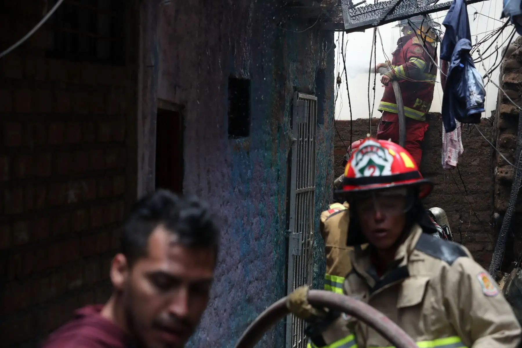 Bomberos trabajan para controlar un incendio en vivienda de quinta ubicada en  la cdra. 1 de Jr. Madero en el Rímac. Foto: ANDINA/Melina Mejía