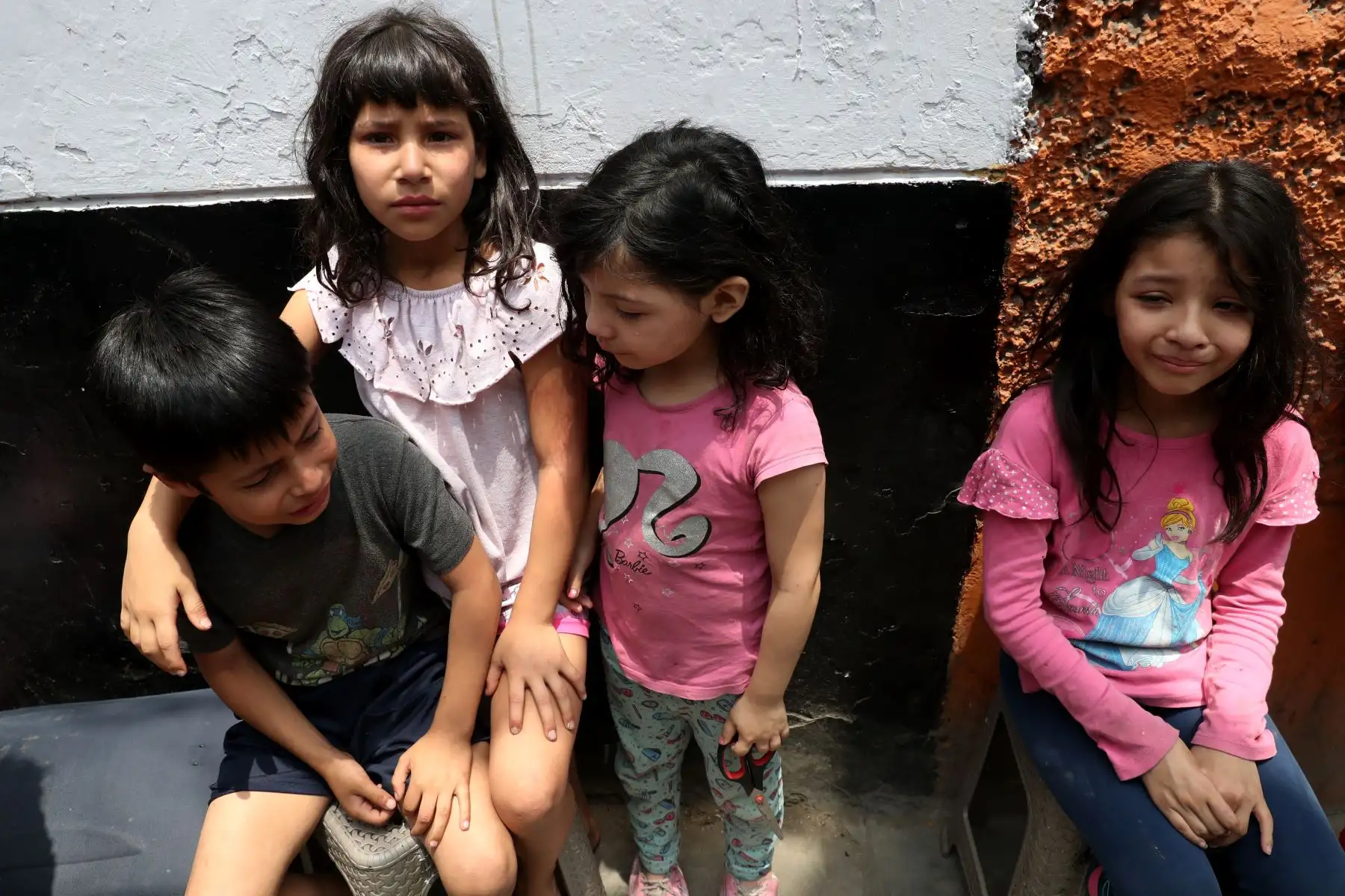 Niños evacuados de sus casas tras el incendio en la cdra. 1 de Jr. Madero en el Rímac. Foto: ANDINA/Melina Mejía