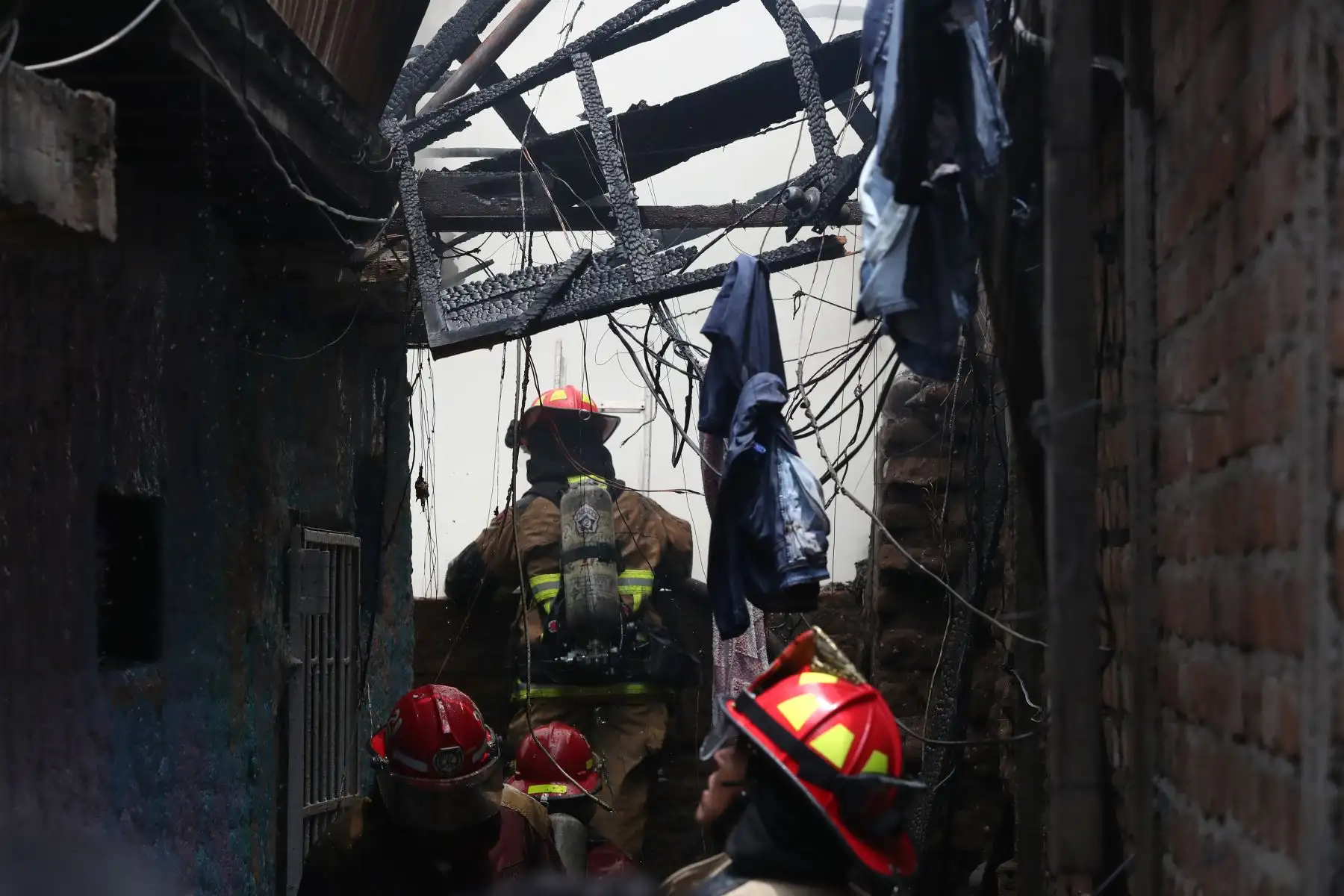 Bomberos trabajan para controlar un incendio en vivienda de quinta ubicada en  la cdra. 1 de Jr. Madero en el Rímac. Foto: ANDINA/Melina Mejía