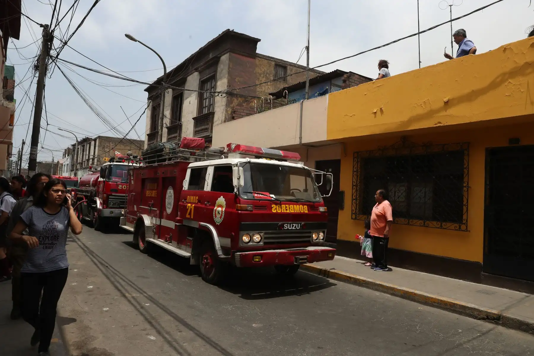 Varias unidades de bomberos llegan a la cdra. 1 de Jr. Madero en el Rímac para controlar incendio. Foto: ANDINA/Melina Mejía