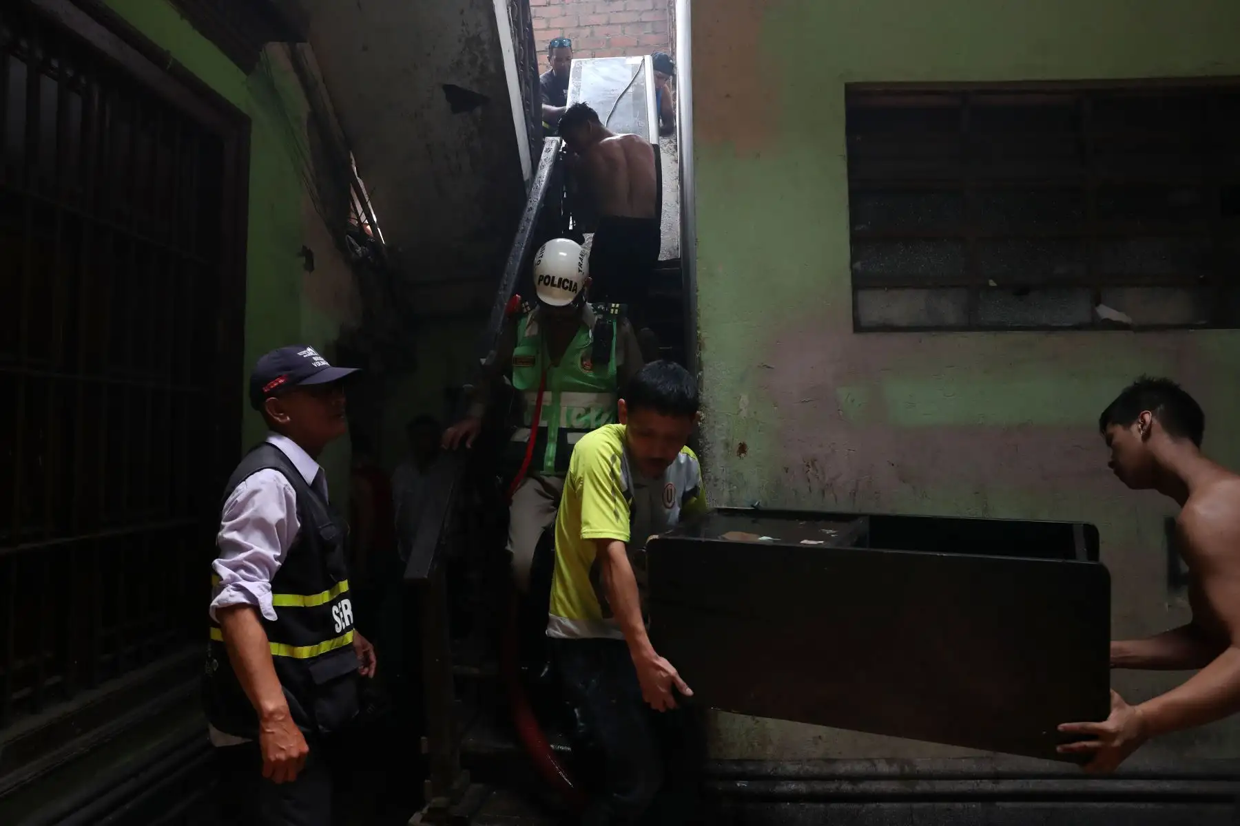 Vecinos de quinta aledaña al incendio en el Rímac intentan salvar sus pertenencias. Foto: ANDINA/Melina Mejía