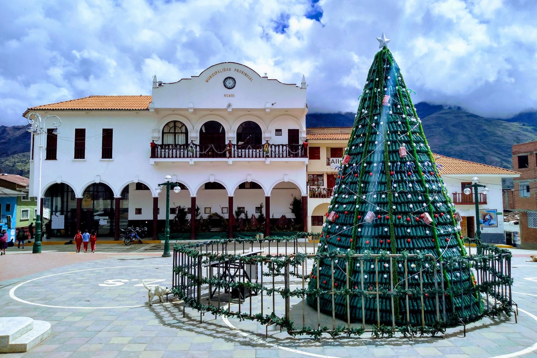 Conoce el árbol navideño ecológico de la ciudad de Huari, en Áncash, elaborado con botellas de plástico y que se ilumina con paneles solares. ANDINA/Difusión