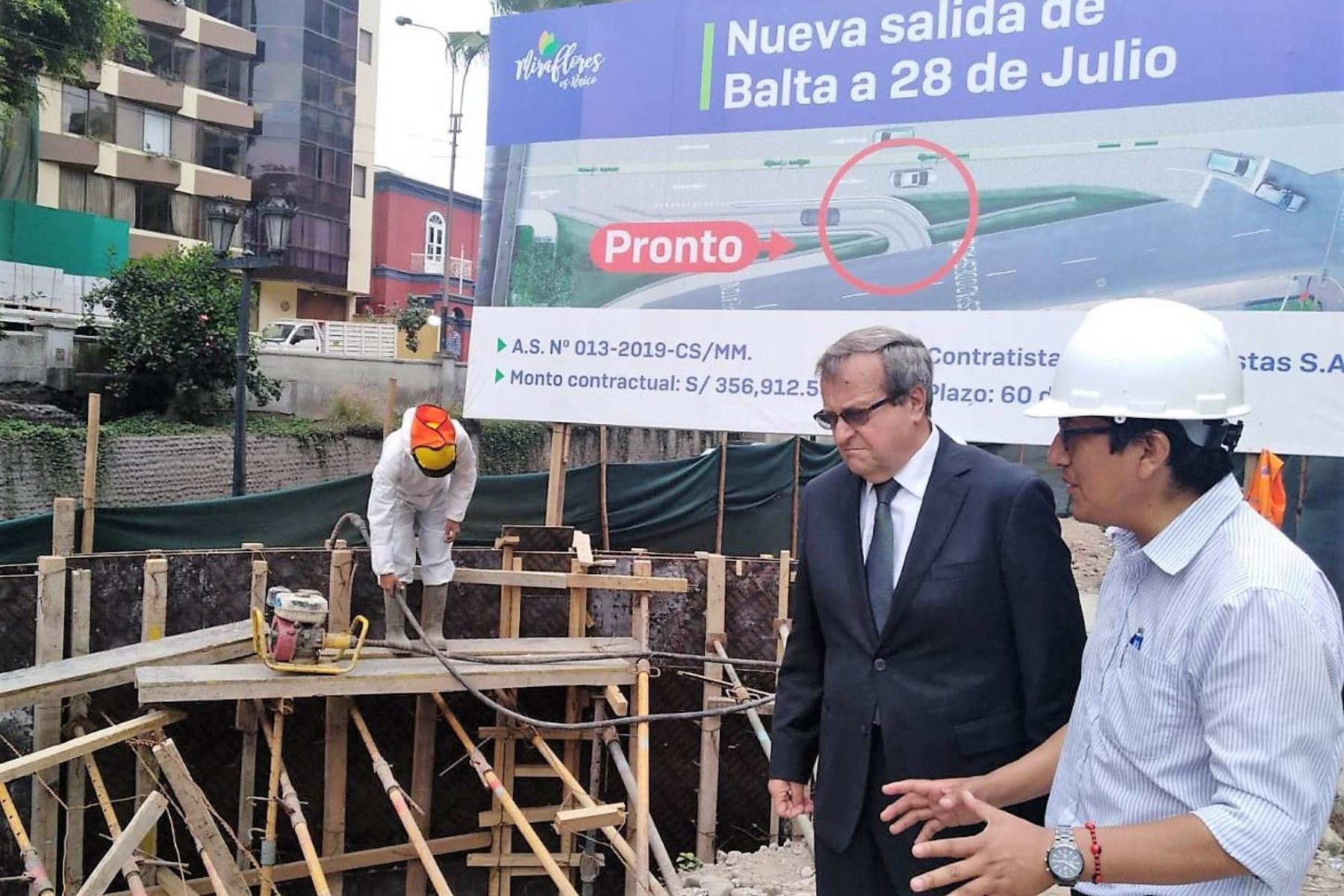 Alcalde de Miralfores, Luis Molina, inspecciona el avance de las obras en la calle Bajada Balta.