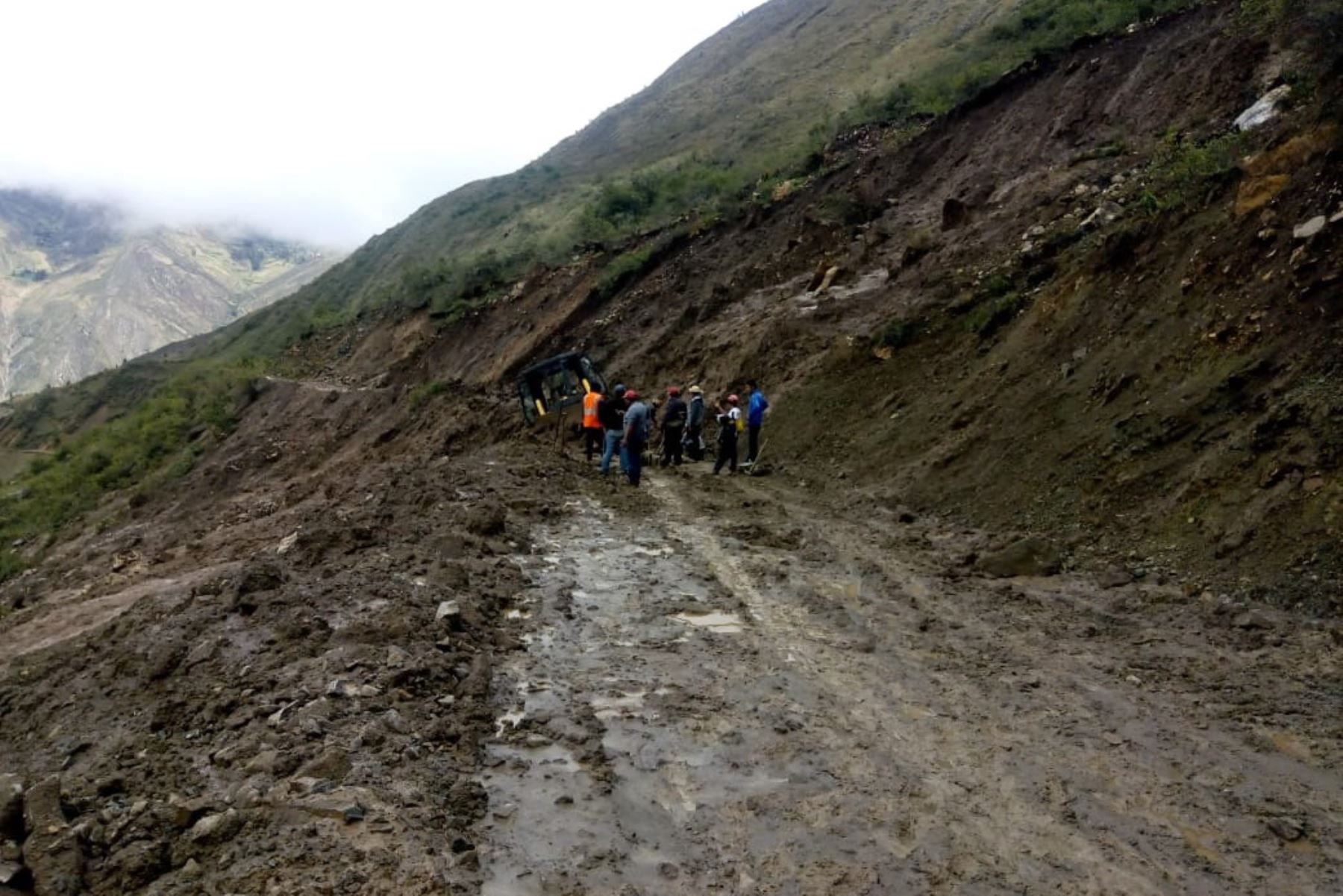 Lluvias provocaron deslizamientos sobre vía de acceso al centro poblado en Pomabamba, región Áncash.