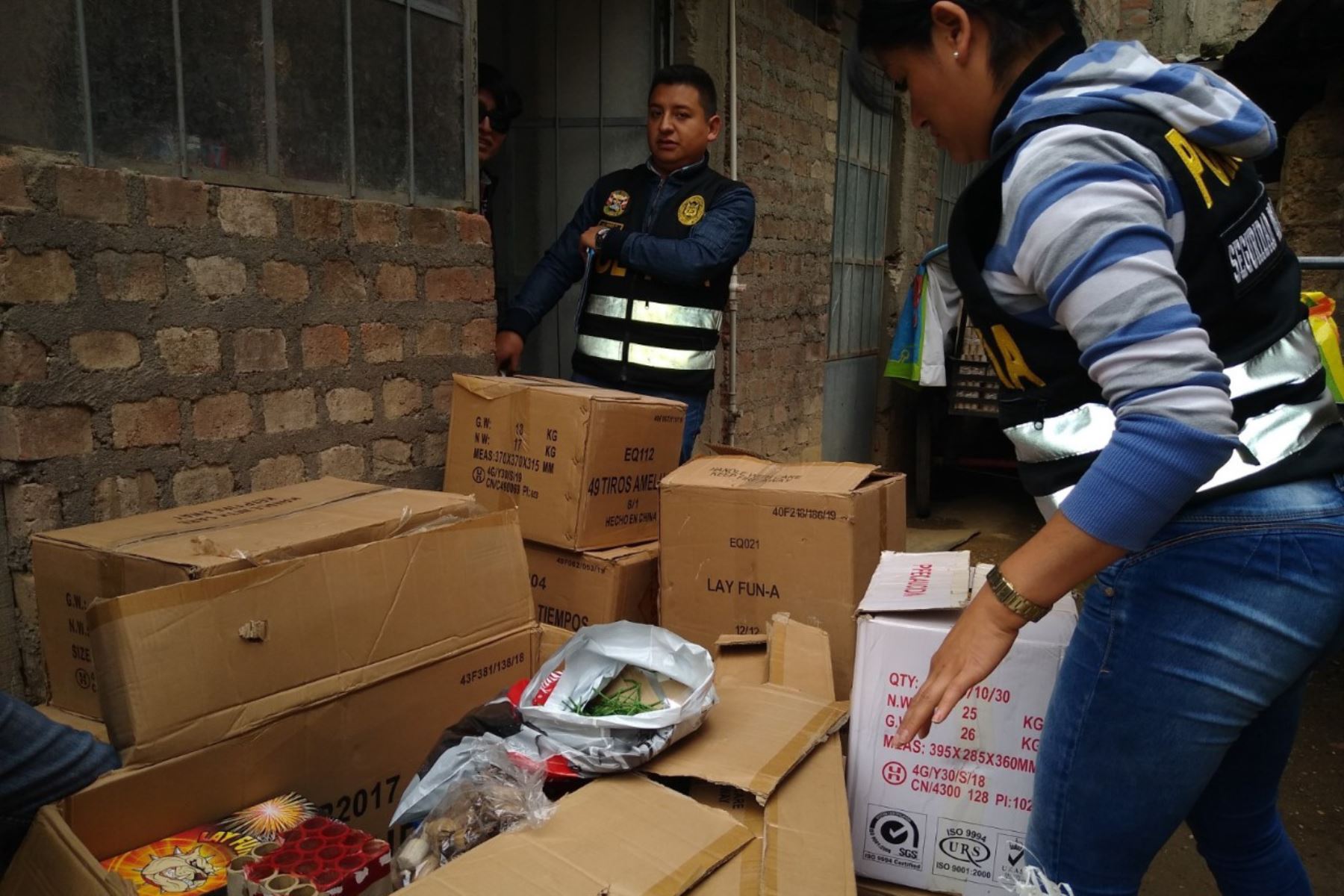 Policía incauta 3 toneladas de pirotécnicos en almacén clandestino ubicado en una zona de alto riesgo de Huancayo. Foto: Pedro Tinoco