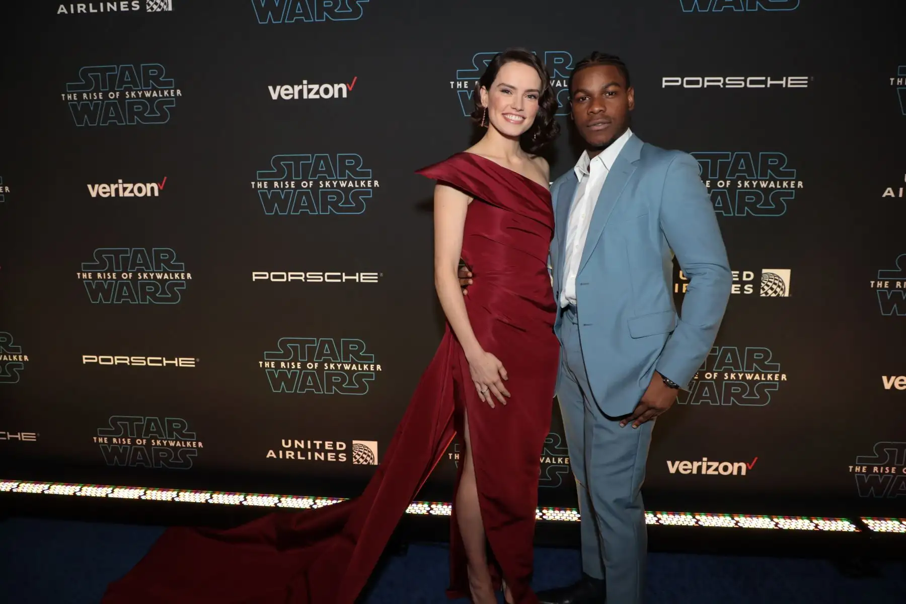 Daisy Jazz Isobel Ridley y John Boyega, durante la espectacular premier en los Angeles de Star Wars “El Ascenso de Skywalker”. Foto: @starwars