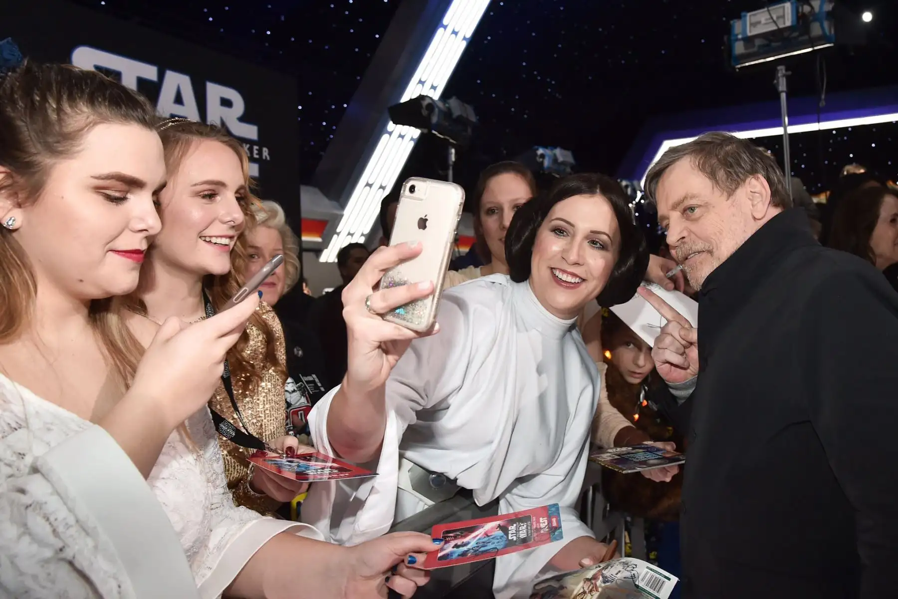 Mark Hamill, se reúne con seguidores durante la espectacular premier en los Angeles de Star Wars “El Ascenso de Skywalker”. Foto: @starwars