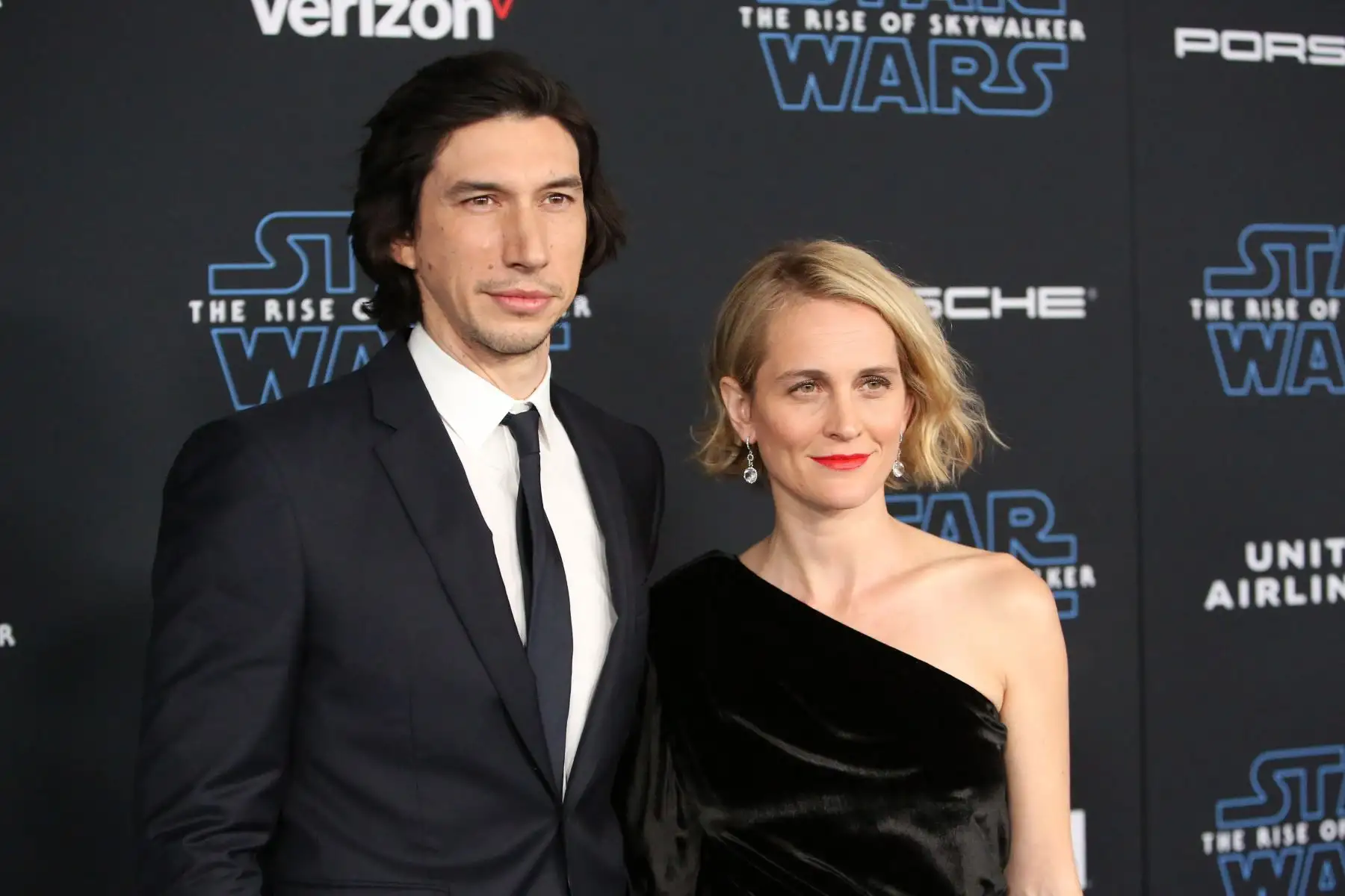 Adam Driver y Joanne Tucker, durante la espectacular premier en los Angeles de Star Wars “El Ascenso de Skywalker”. Foto: @starwars