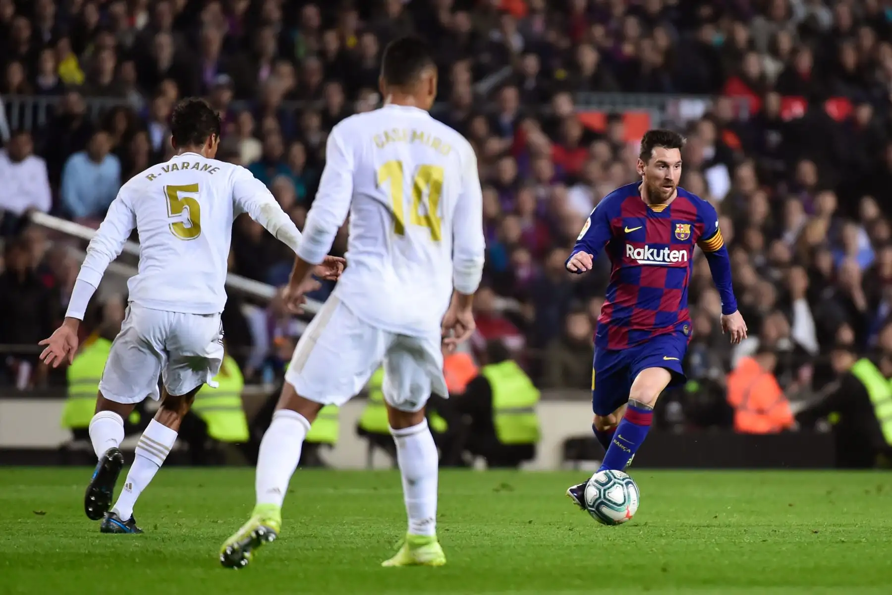 El delantero argentino de Barcelona Lionel Messi (R) controla el balón durante el partido de fútbol de la Liga española "El Clásico" entre el FC Barcelona y el Real Madrid CF.
Foto: AFP