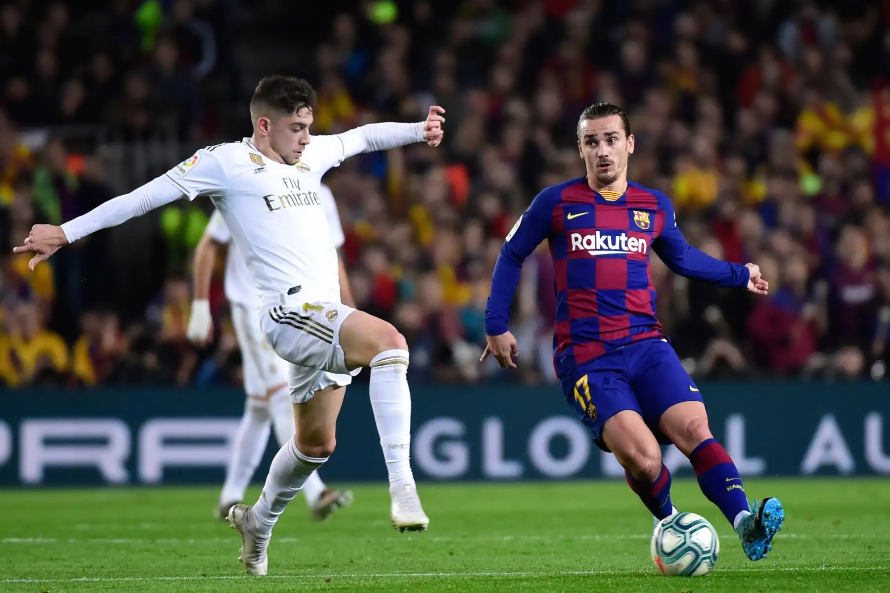 El jugador español de Barcelona Ernesto Valverde desafía al delantero francés de Barcelona Antoine Griezmann durante el partido de fútbol de la Liga española "El Clásico" entre el FC Barcelona y el Real Madrid CF.
Foto: AFP