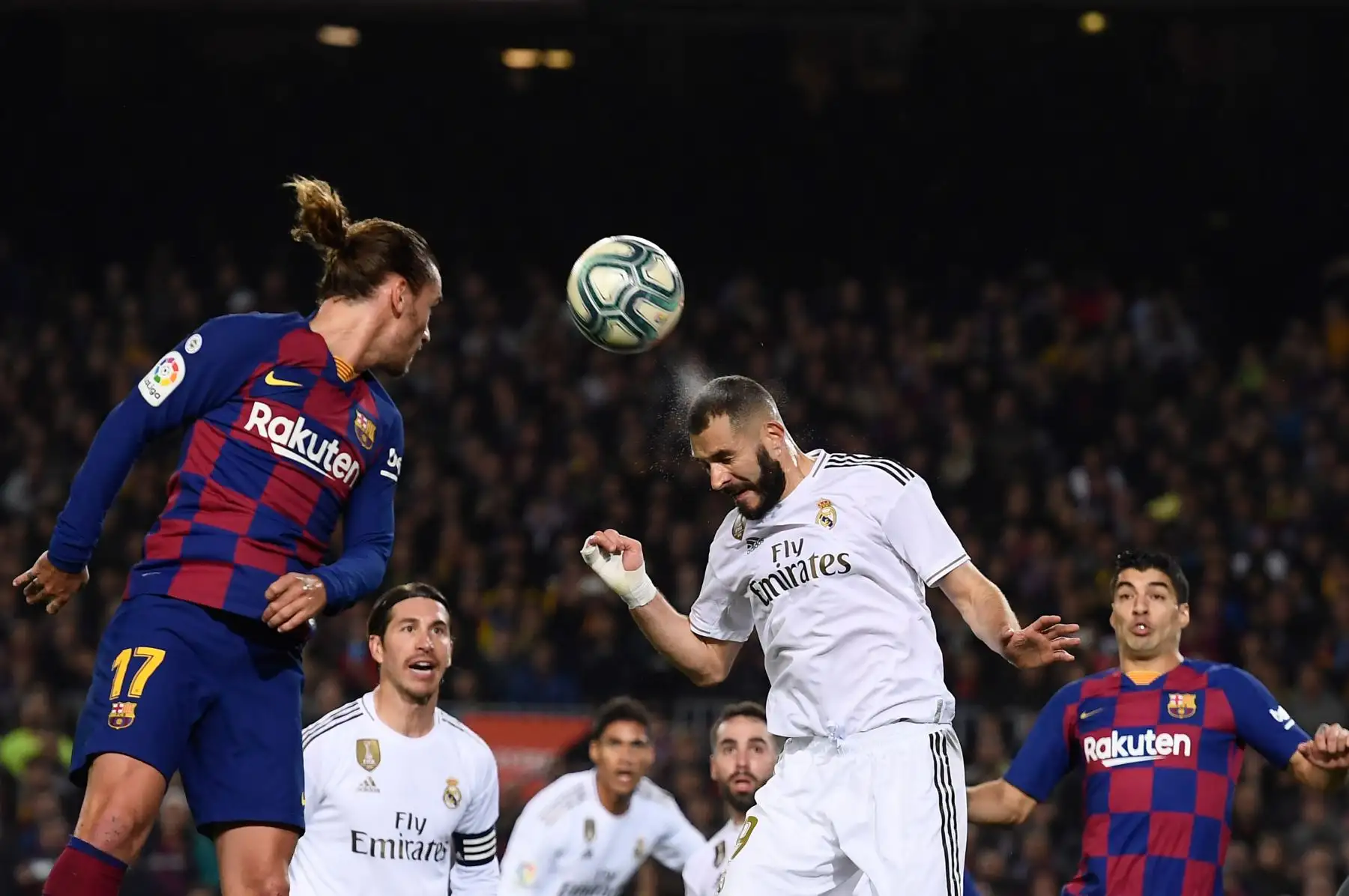 El delantero francés de Barcelona Antoine Griezmann y el delantero francés del Real Madrid Karim Benzema encabezan el balón durante el partido de fútbol de la Liga española "El Clásico" entre el FC Barcelona y el Real Madrid CF.
Foto: AFP