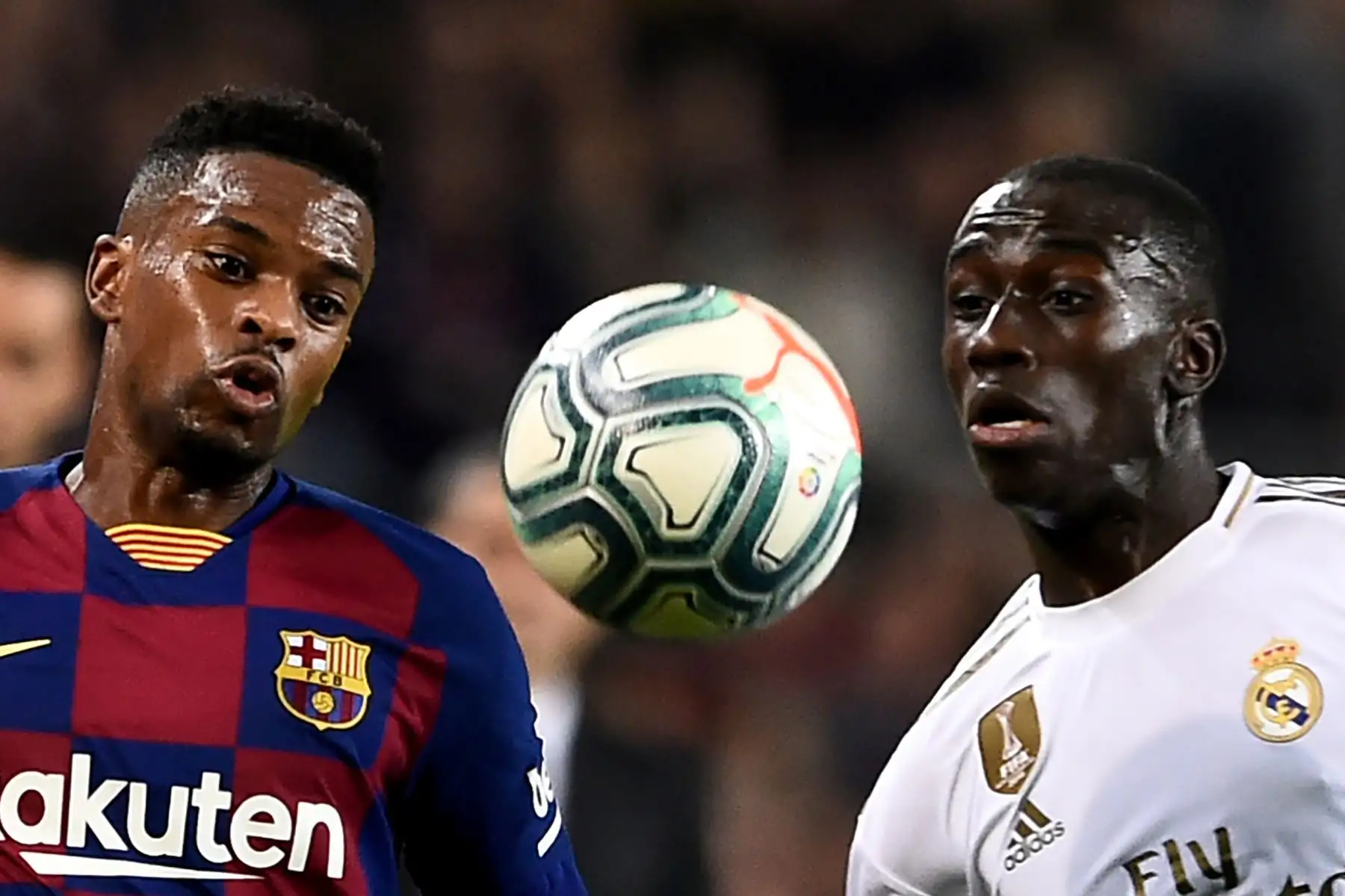 El defensor portugués de Barcelona Nelson Semedo  compite con el defensor francés del Real Madrid Ferland Mendy durante el partido de fútbol de la Liga española "El Clásico" entre el FC Barcelona y el Real Madrid CF.
Foto: AFP
