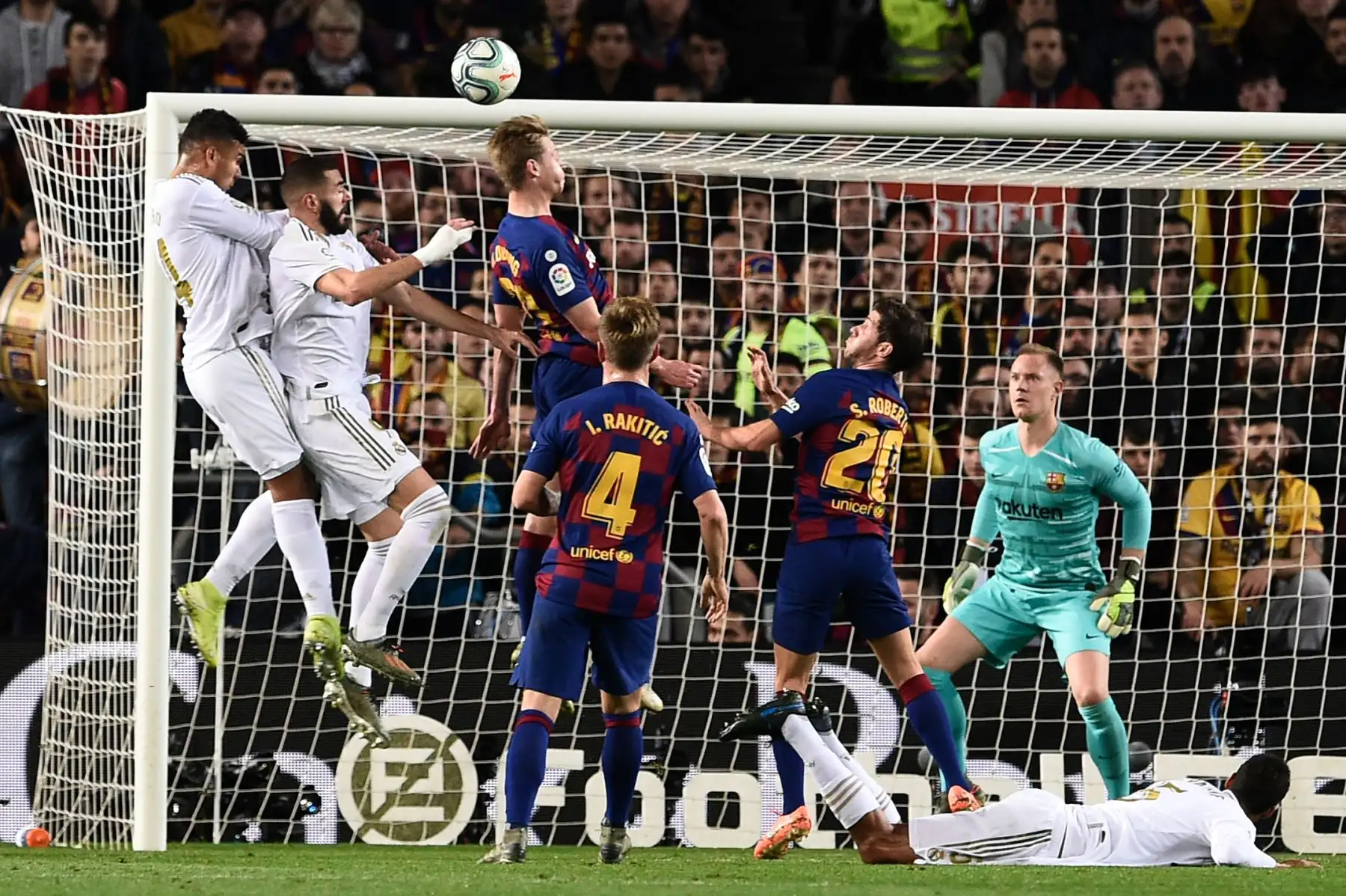 El centrocampista holandés de Barcelona Frenkie De Jong encabeza el balón junto al delantero francés del Real Madrid Karim Benzema  durante el partido de fútbol de la Liga española "El Clásico" entre el FC Barcelona y el Real Madrid.
Foto: AFP