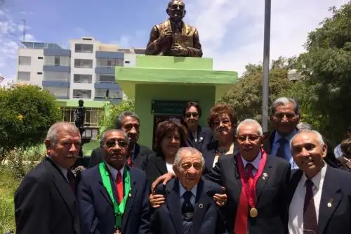 En Arequipa se develó un busto en homenaje al amauta Everardo Zapata (93), creador de un método de aprendizaje de la lecto-escritura volcado en el libro "Coquito".