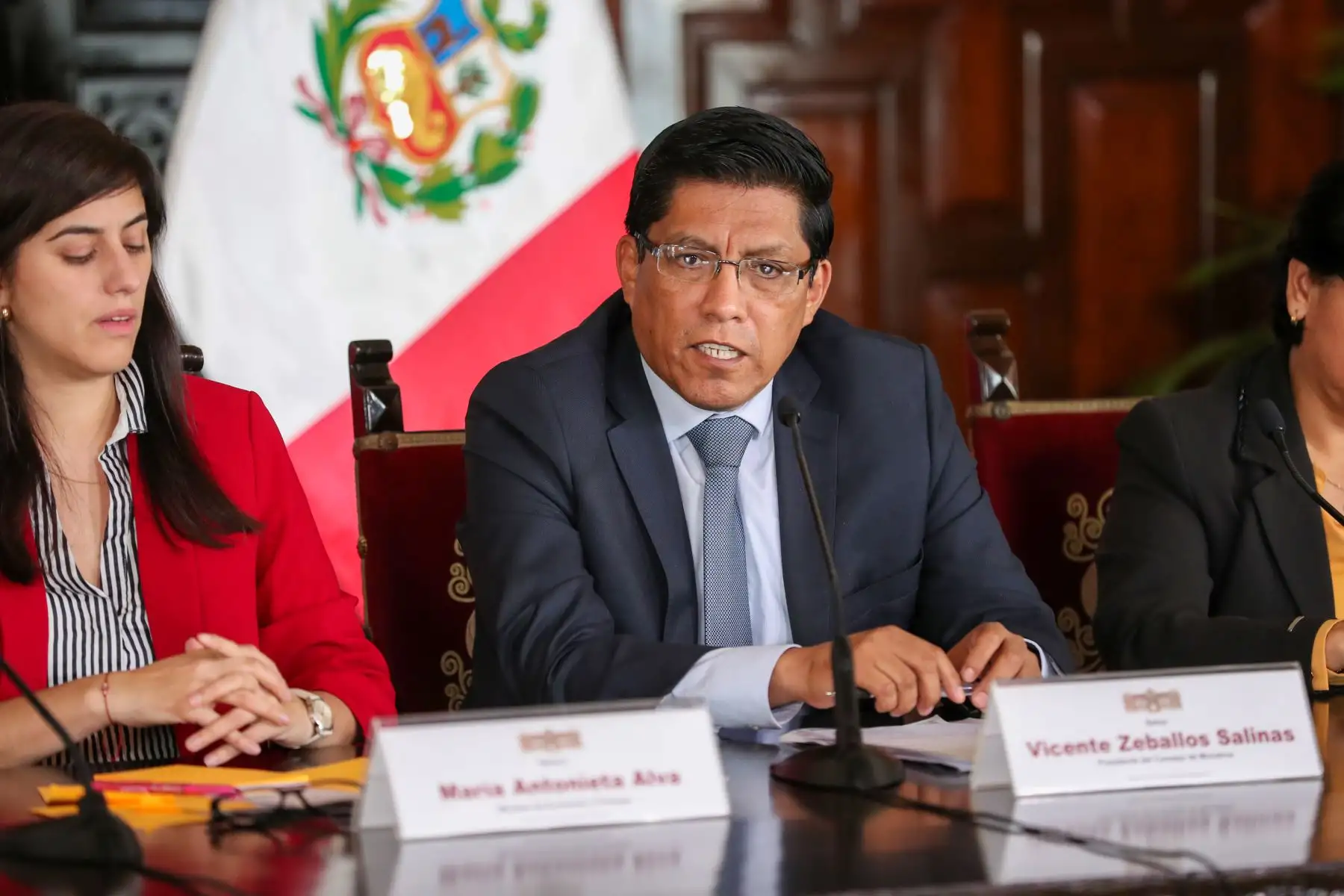 Presidente del Consejo de Ministros, Vicente Zeballos, junto a las titulares del Minam, Fabiola Muñoz; MEF, María Antonieta Alva y MTPE, Sylvia Cáceres, brinda una conferencia de prensa sobre los acuerdos adoptados en sesión del Consejo de Ministros.
Foto: PCM