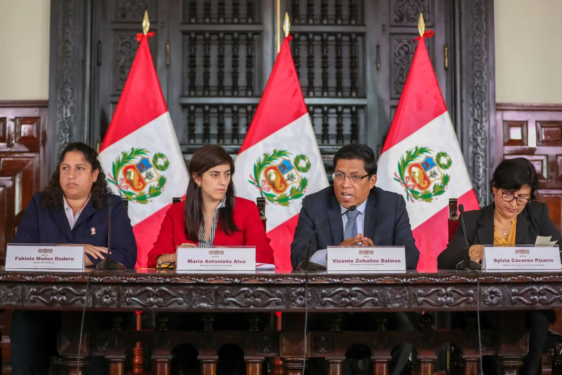 Presidente del Consejo de Ministros, Vicente Zeballos, junto a las titulares del Minam, Fabiola Muñoz; MEF, María Antonieta Alva y MTPE, Sylvia Cáceres, brinda una conferencia de prensa sobre los acuerdos adoptados en sesión del Consejo de Ministros.
Foto: PCM