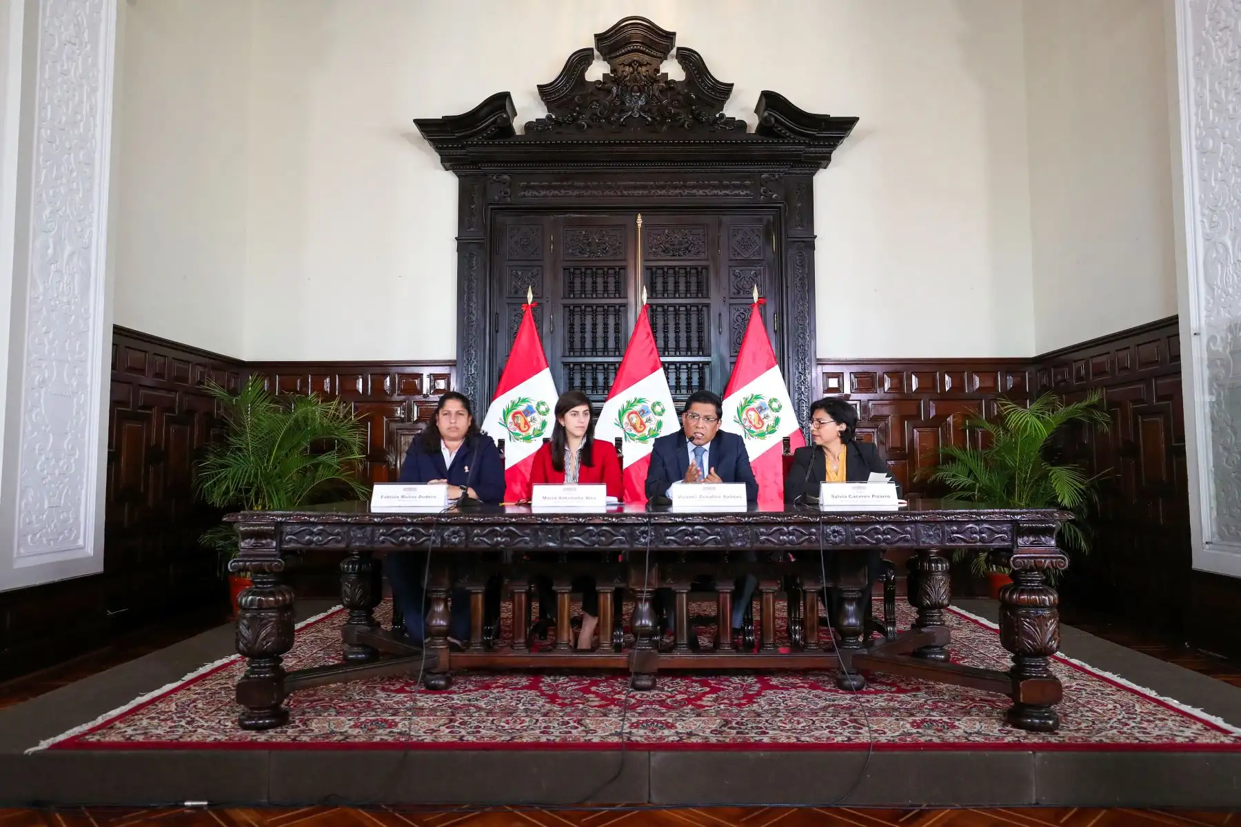 Presidente del Consejo de Ministros, Vicente Zeballos, junto a las titulares del Minam, Fabiola Muñoz; MEF, María Antonieta Alva y MTPE, Sylvia Cáceres, brinda una conferencia de prensa sobre los acuerdos adoptados en sesión del Consejo de Ministros.
Foto: PCM