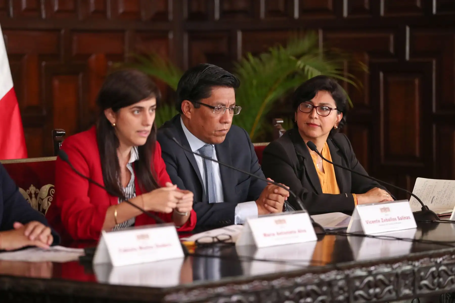 Presidente del Consejo de Ministros, Vicente Zeballos, junto a las titulares del Minam, Fabiola Muñoz; MEF, María Antonieta Alva y MTPE, Sylvia Cáceres, brinda una conferencia de prensa sobre los acuerdos adoptados en sesión del Consejo de Ministros.
Foto: PCM