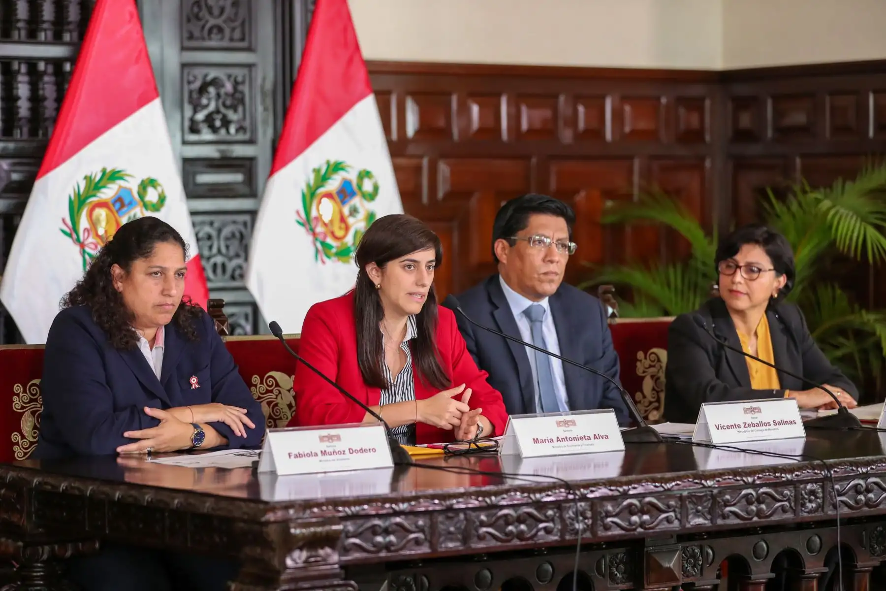 Presidente del Consejo de Ministros, Vicente Zeballos, junto a las titulares del Minam, Fabiola Muñoz; MEF, María Antonieta Alva y MTPE, Sylvia Cáceres, brinda una conferencia de prensa sobre los acuerdos adoptados en sesión del Consejo de Ministros.
Foto: PCM