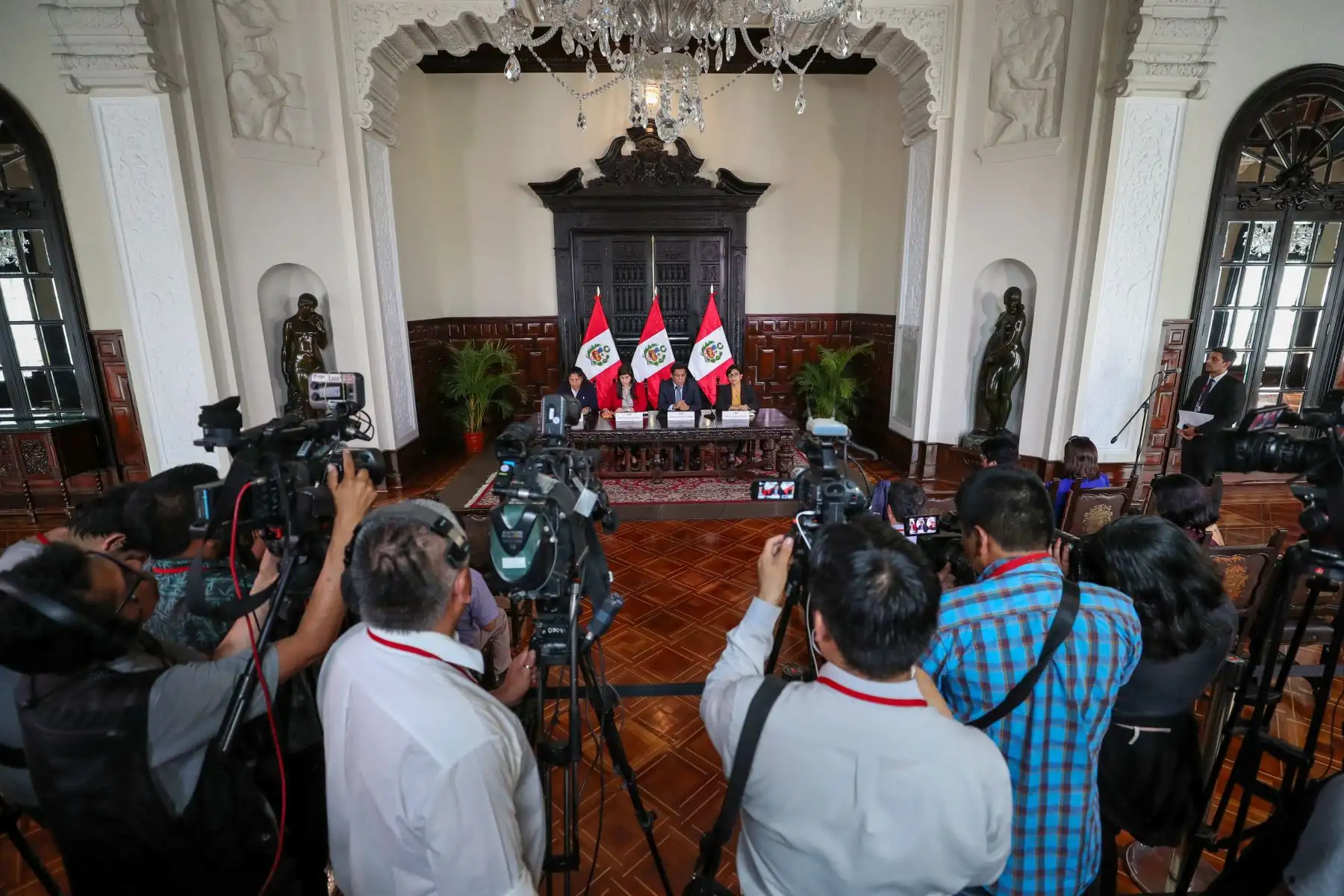 Presidente del Consejo de Ministros, Vicente Zeballos, junto a las titulares del Minam, Fabiola Muñoz; MEF, María Antonieta Alva y MTPE, Sylvia Cáceres, brinda una conferencia de prensa sobre los acuerdos adoptados en sesión del Consejo de Ministros.
Foto: PCM