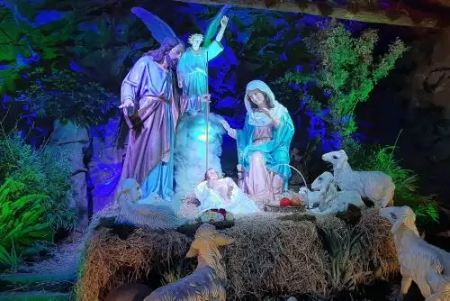 El tradicional nacimiento navideño con iluminación eléctrica. ANDINA