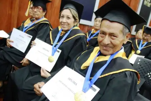 Adultos mayores culminaron estudios de primaria y secundaria. Foto: ANDINA/Difusión.
