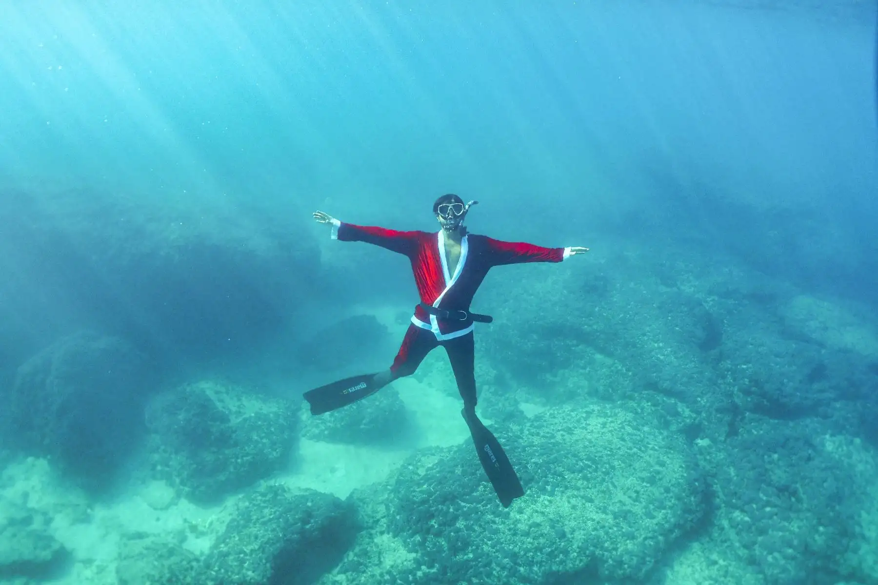 Un libanés vestido de Papá Noel, posa bajo el agua frente a la costa de la ciudad norteña de Batroun. Foto: AFP