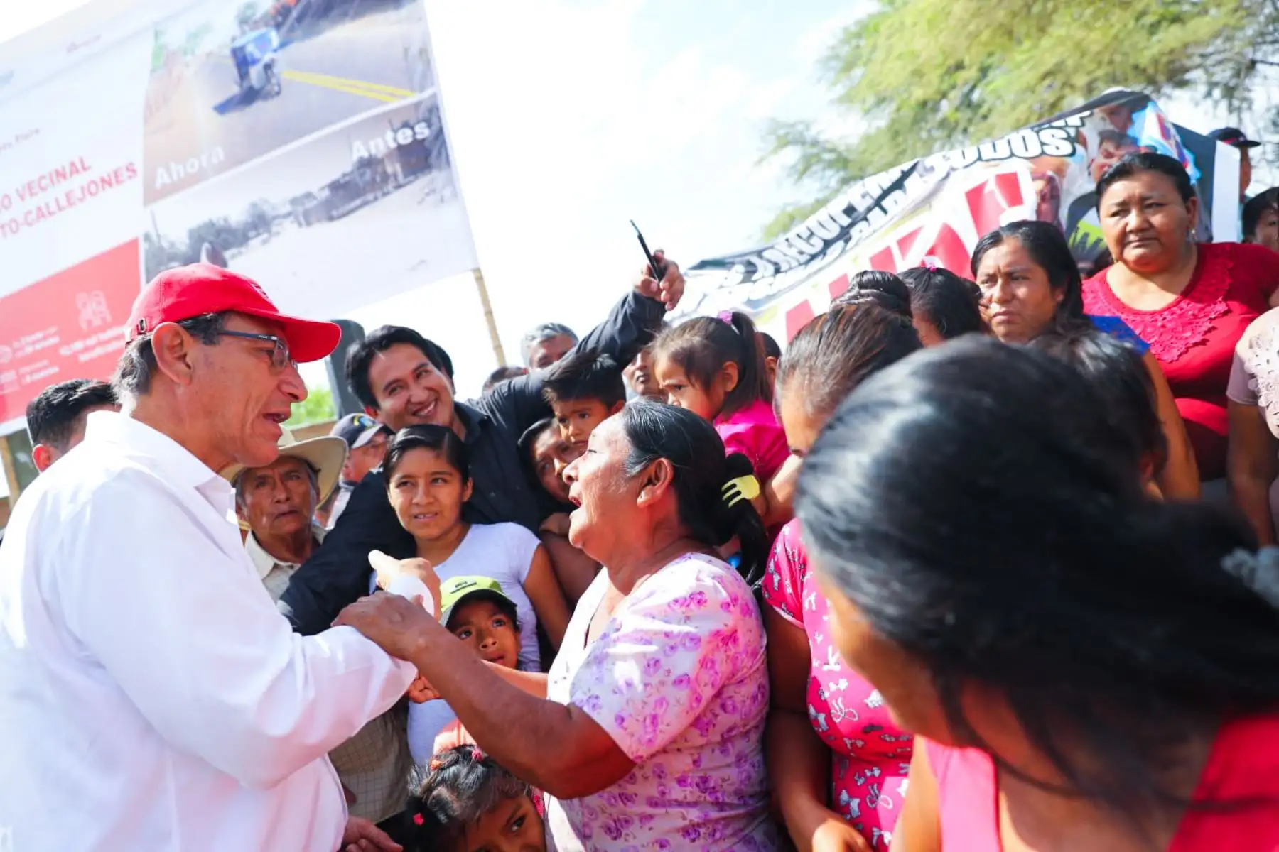 El presidente Martin Vizcarra, supervisa el funcionamiento del camino vecinal Locuto – Callejones, que interconecta 8 caseríos de la margen izquierda del río Piura. Foto: ANDINA/ Prensa Presidencia