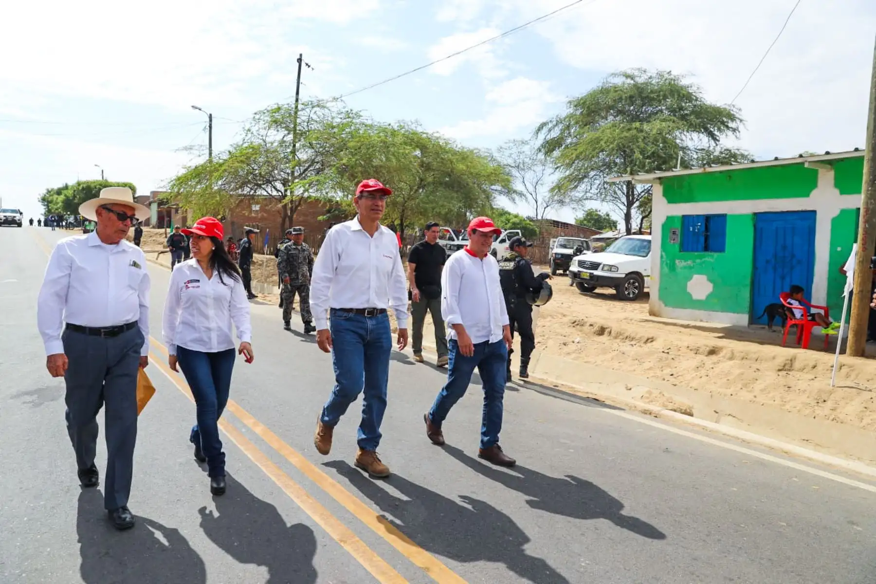 El presidente Martin Vizcarra, supervisa el funcionamiento del camino vecinal Locuto – Callejones, que interconecta 8 caseríos de la margen izquierda del río Piura. Foto: ANDINA/ Prensa Presidencia