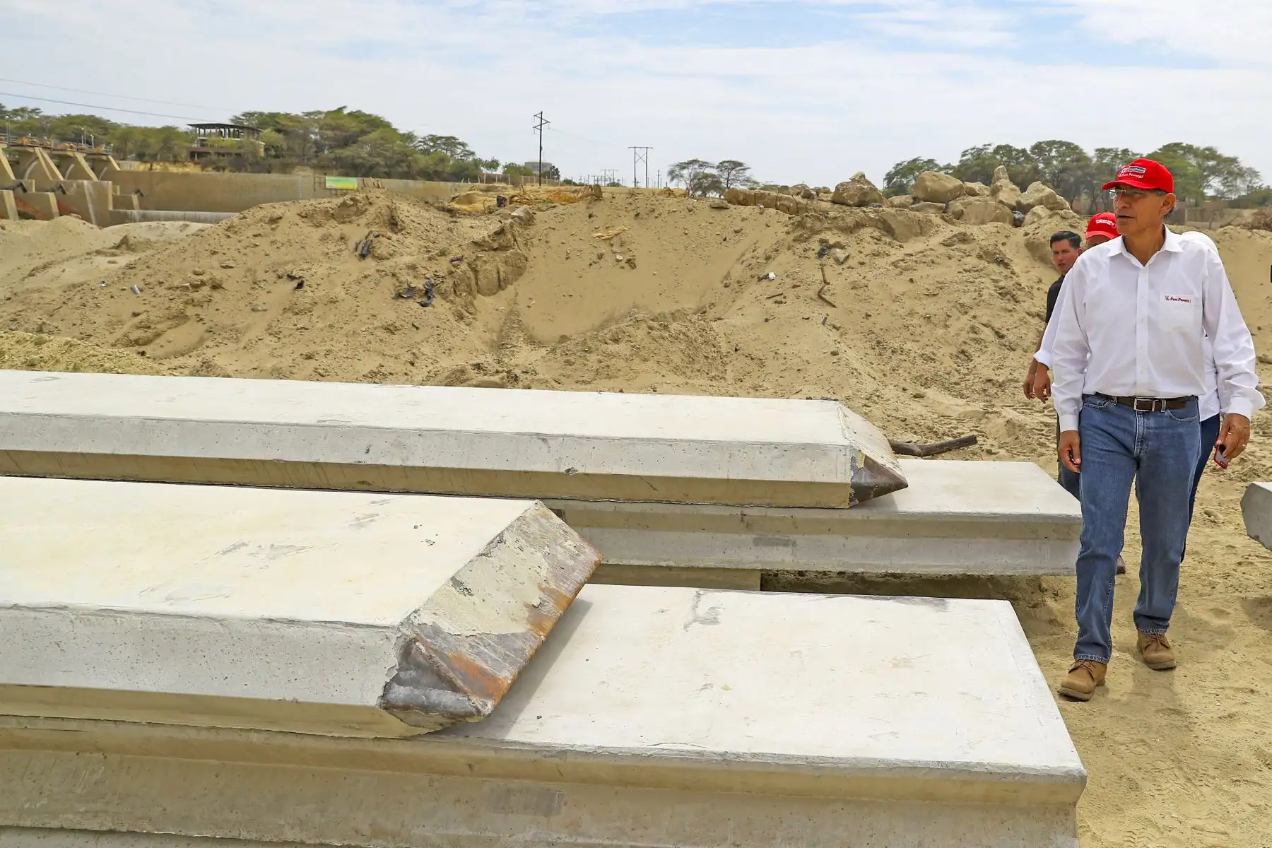 El presidente de la República, Martín Vizcarra, inspecciona el Río Piura, Presa Los Ejidos, tramo I. Foto: ANDINA/Prensa Presidencia