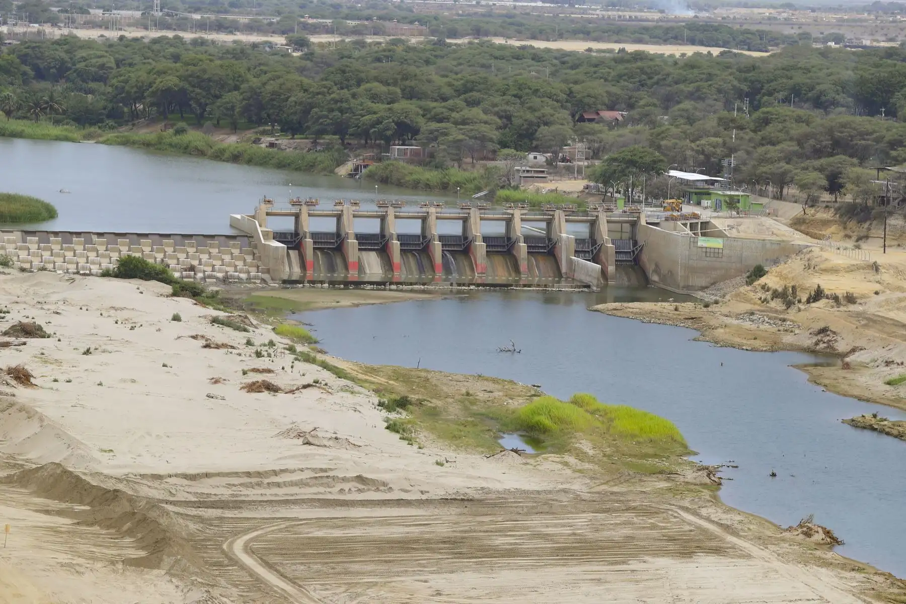 El presidente de la República, Martín Vizcarra, inspecciona el Río Piura, Presa Los Ejidos, tramo I. Foto: ANDINA/Prensa Presidencia