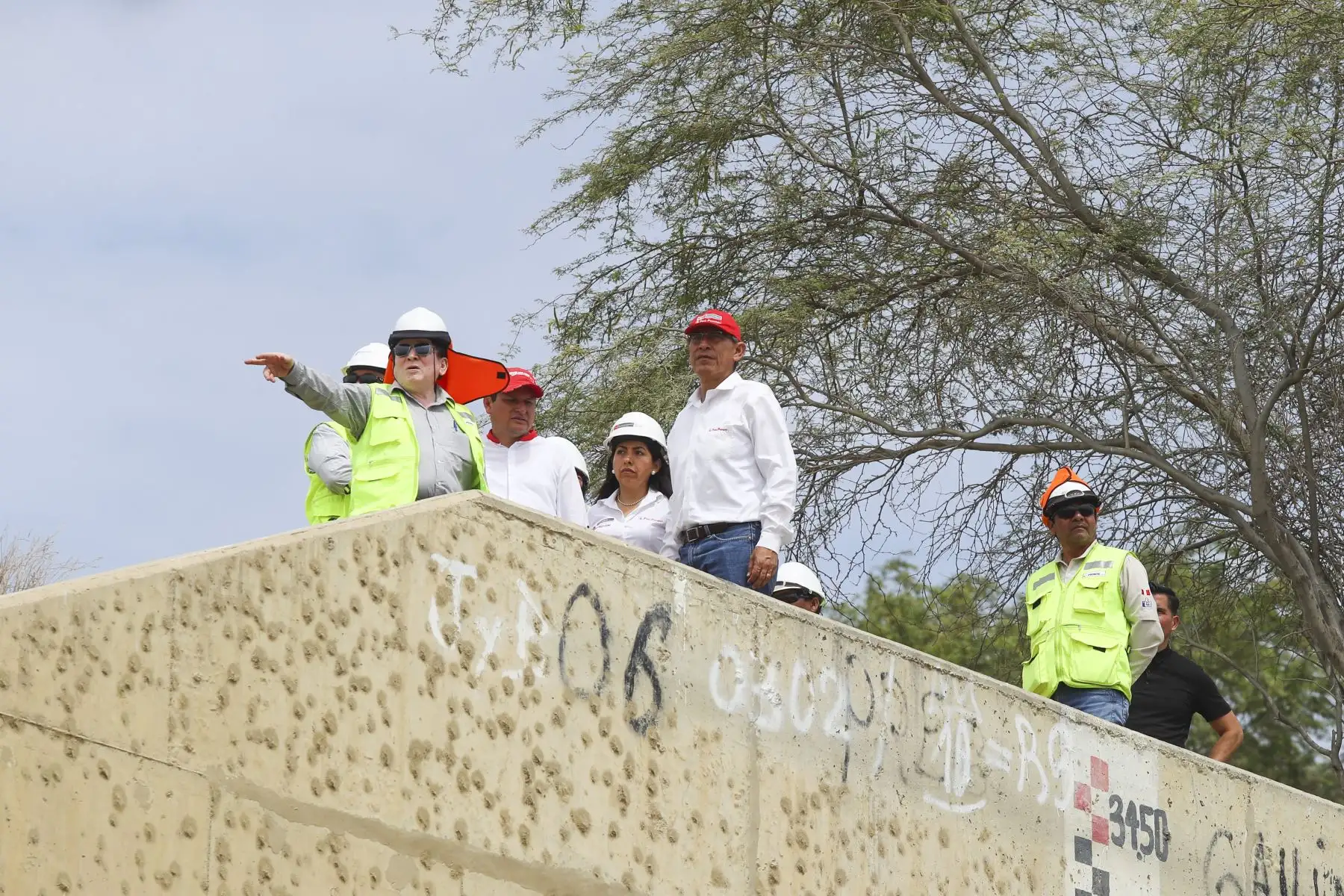 El presidente de la República, Martín Vizcarra, inspecciona el Río Piura, Presa Los Ejidos, tramo I. Foto: ANDINA/Prensa Presidencia