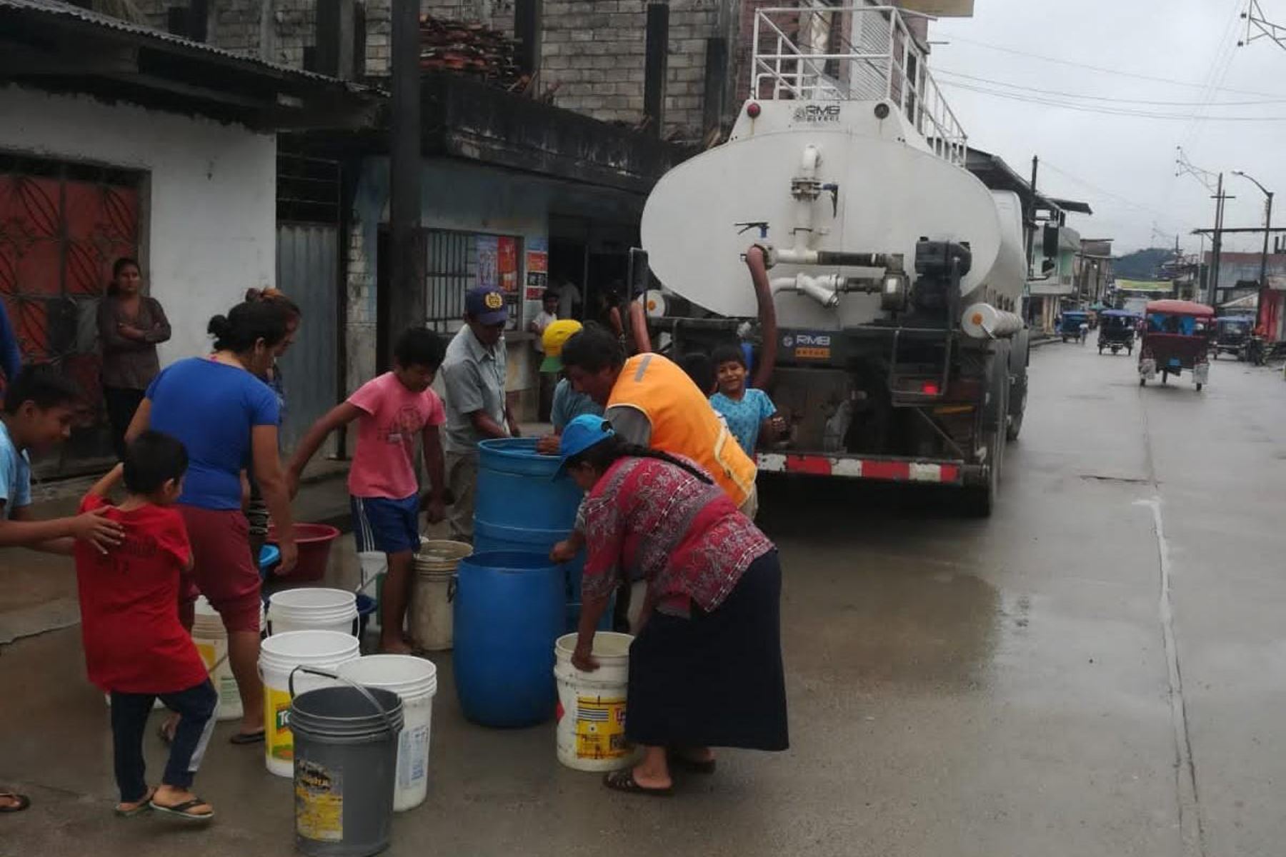 La población del distrito de Uchiza (San Martín) es atendida por el MVCS con un camión cisterna de 4,000 galones de agua potable.