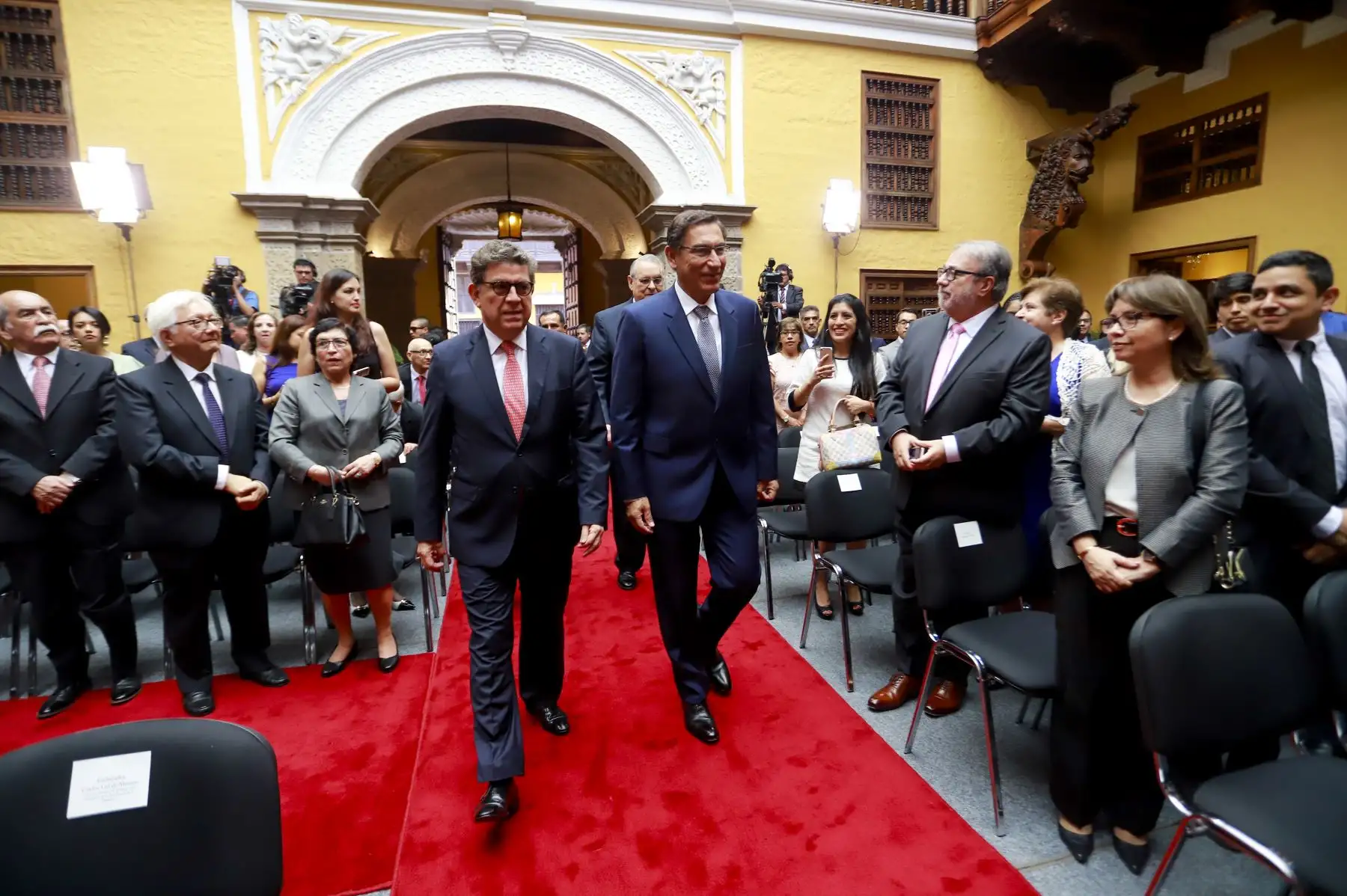 El señor Presidente de la República, Martín Vizcarra Cornejo, participó
en la ceremonia de Clausura del año lectivo de la Academia Diplomática del Perú e incorporación
al Servicio Diplomático de la República de los alumnos de la promoción “Emb Carmela Aguilar
Ayanz”,desarrollado en el Palacio de Torre Tagle. Foto: ANDINA/Prensa Presidencia