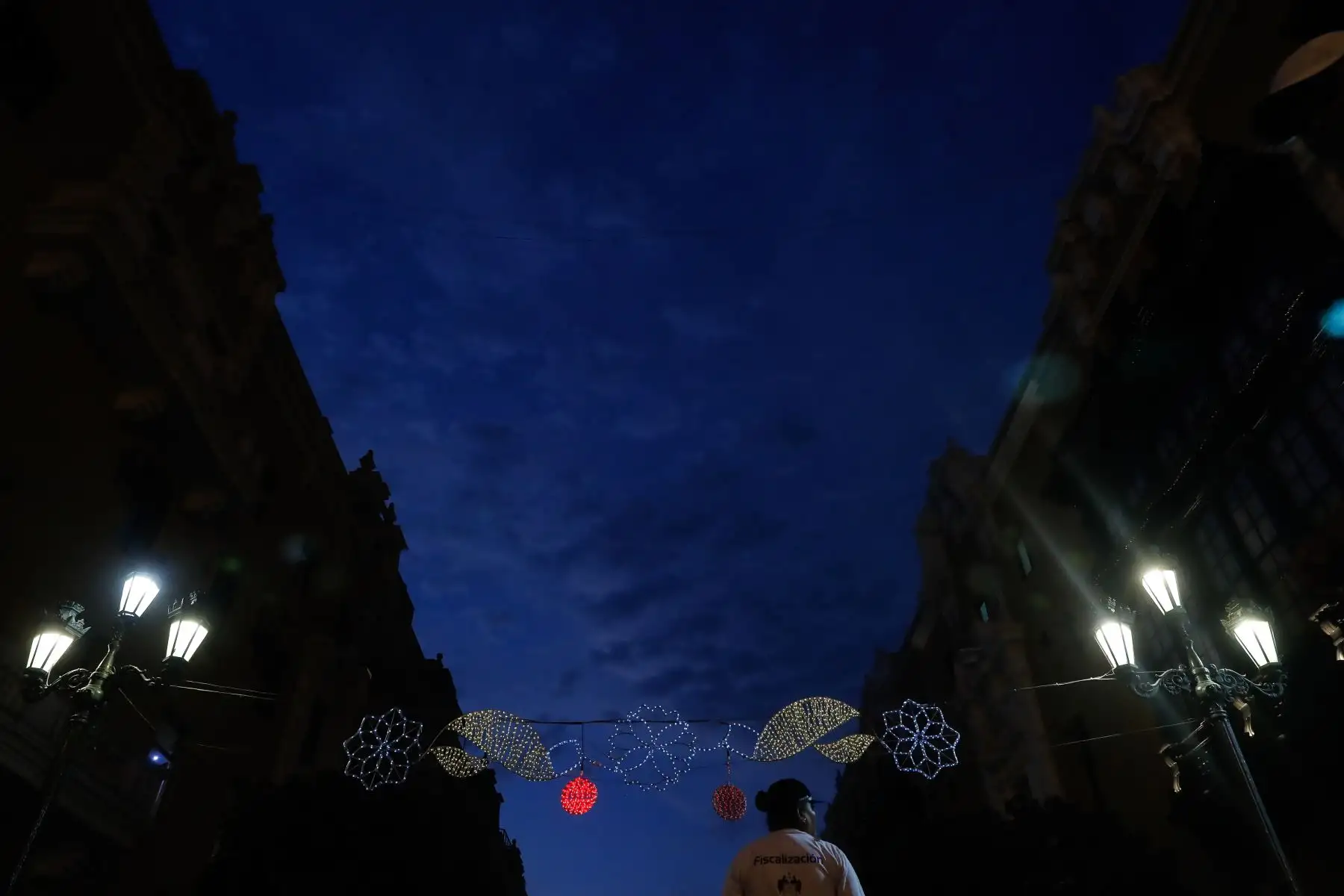 A pocos días de Navidad, limeños recorren los alrededores de Plaza de Armas para realizar sus compras. Foto: ANDINA/Renato Pajuelo
