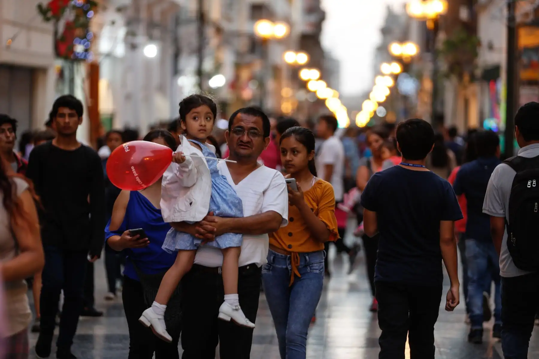 A pocos días de Navidad, limeños recorren los alrededores de Plaza de Armas para realizar sus compras. Foto: ANDINA/Renato Pajuelo