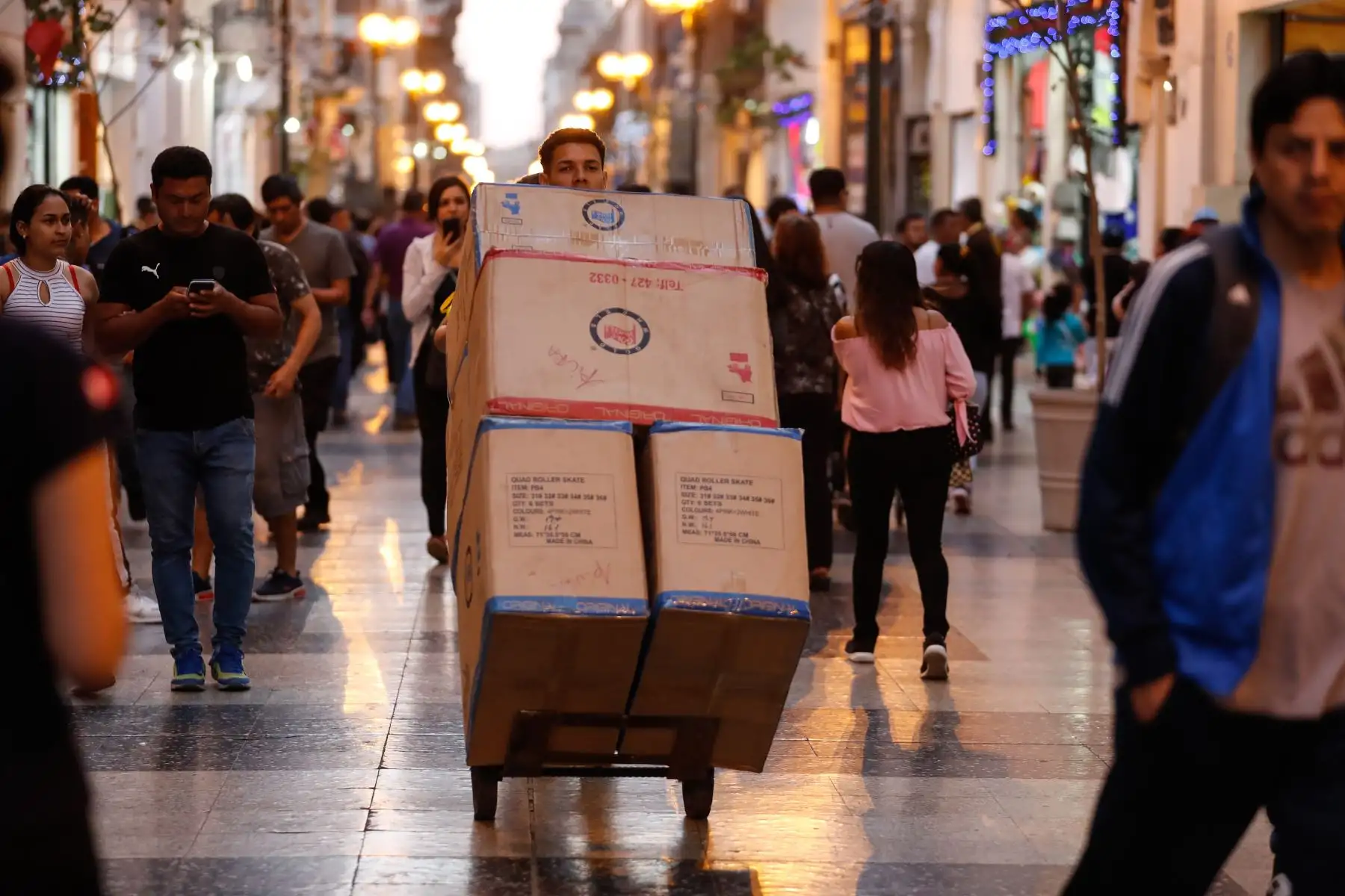 A pocos días de Navidad, limeños recorren los alrededores de Plaza de Armas para realizar sus compras. Foto: ANDINA/Renato Pajuelo