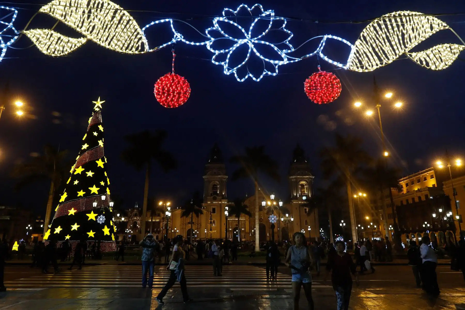 A pocos días de Navidad, limeños recorren los alrededores de Plaza de Armas para realizar sus compras. Foto: ANDINA/Renato Pajuelo