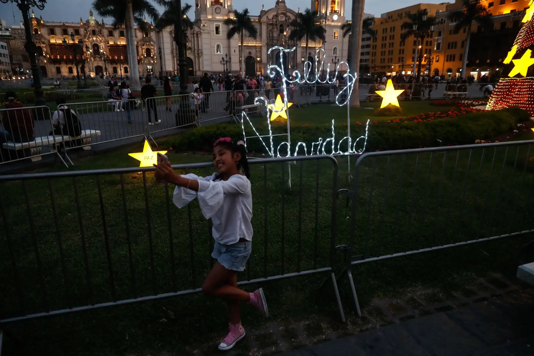 A pocos días de Navidad, limeños recorren los alrededores de Plaza de Armas para realizar sus compras. Foto: ANDINA/Renato Pajuelo