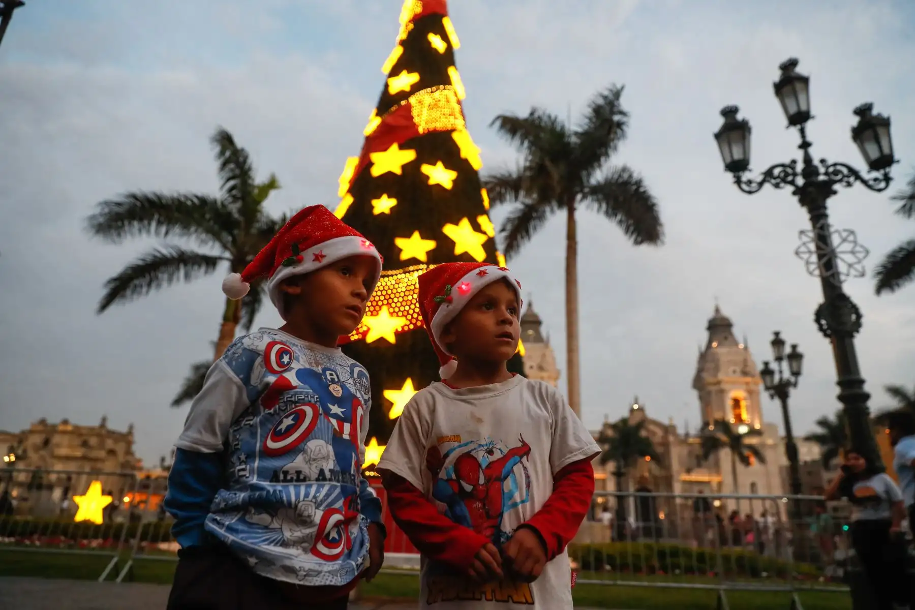 A pocos días de Navidad, limeños recorren los alrededores de Plaza de Armas para realizar sus compras. Foto: ANDINA/Renato Pajuelo