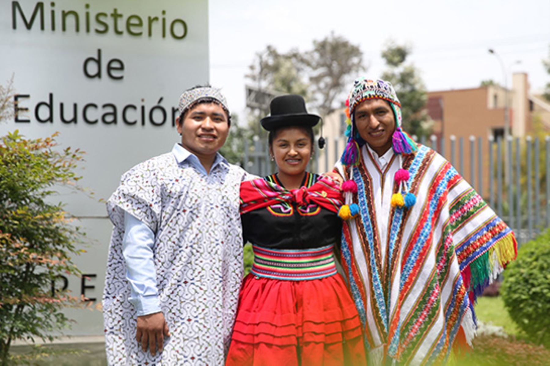 Tres jóvenes maestros bilingües listos para iniciar su carrera docente en comunidades indígenas. ANDINA/Difusión