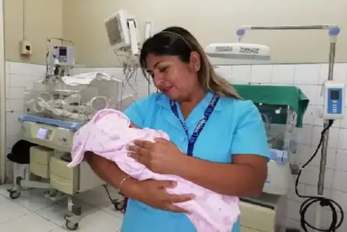 Enfermera de EsSalud atiende parto en plena calle de Tacna