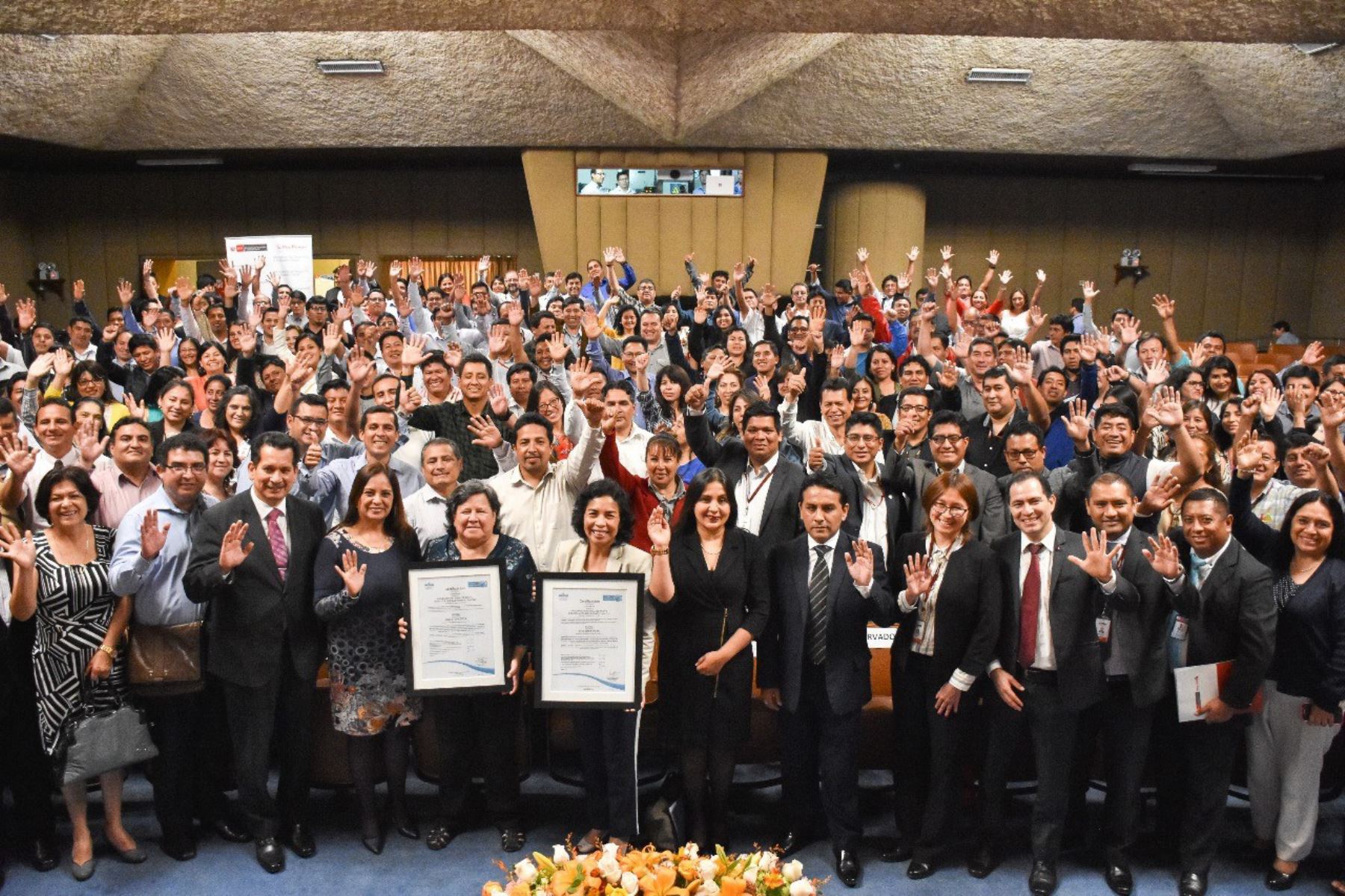 Ministra Ariela Luna participó en la ceremonia de presentación de certificaciones ISO del programa Juntos.