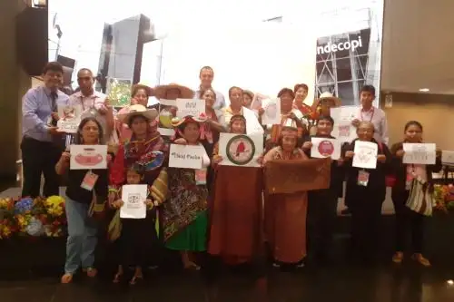 Artesanos de diferentes regiones del Perú, que exhibieron sus creaciones en la feria “Ruraq Maki, hecho a mano 2019”, participaron de un taller brindado por la Dirección de Signos Distintivos del Indecopi (DSD), a través del cual fueron capacitados sobre la importancia de las marcas colectivas para contribuir a su desarrollo económico.